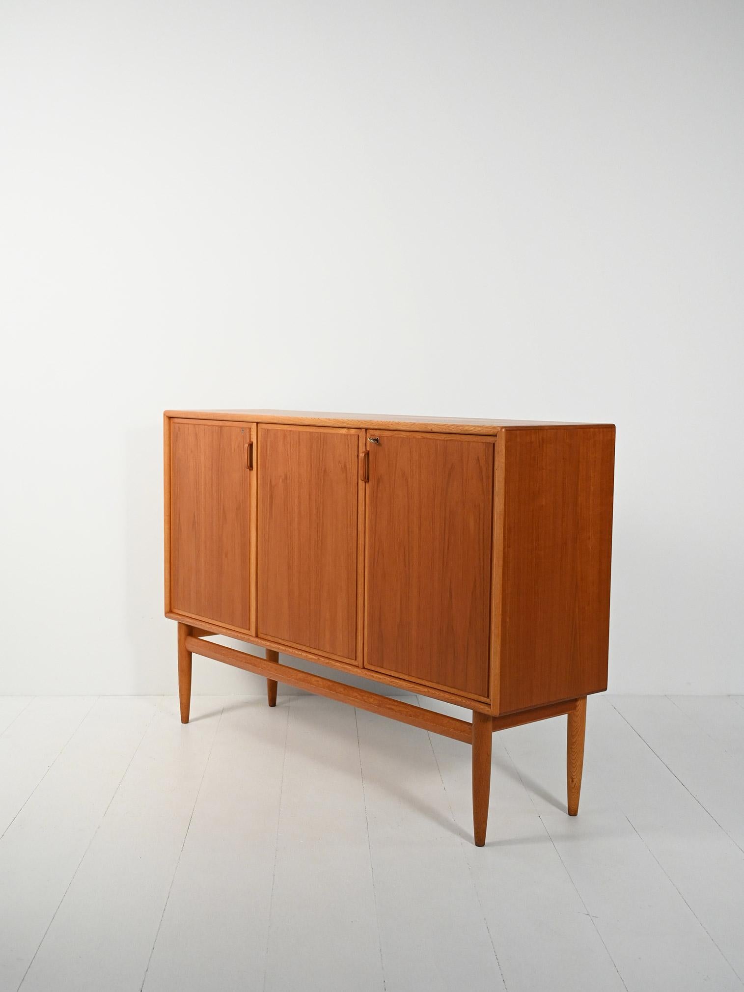 Highboard scandinavo anni 50/60 in rovere e teak con tre ante In Good Condition For Sale In Brescia, IT