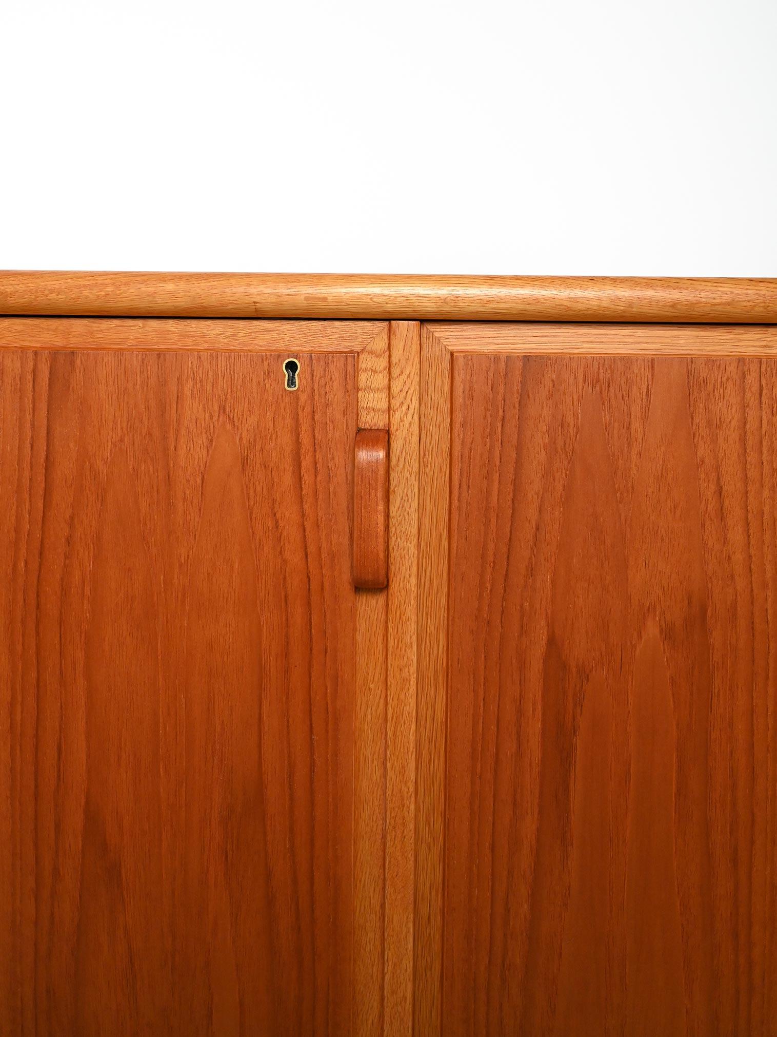 Highboard scandinavo anni 50/60 in rovere e teak con tre ante For Sale 1
