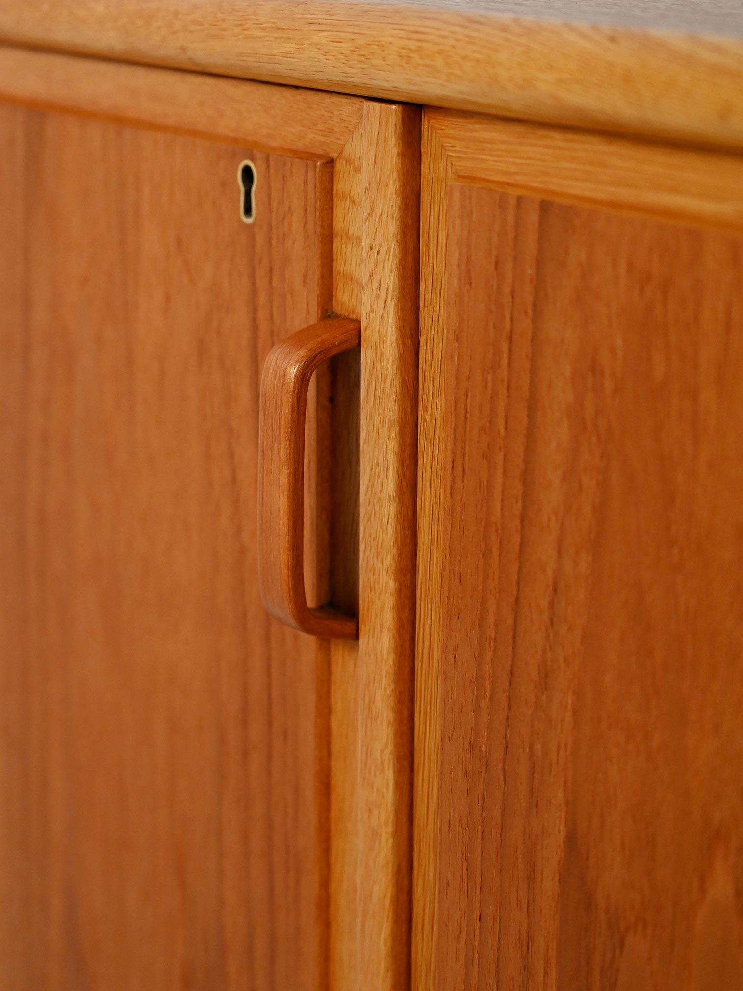 Highboard scandinavo anni 50/60 in rovere e teak con tre ante For Sale 2