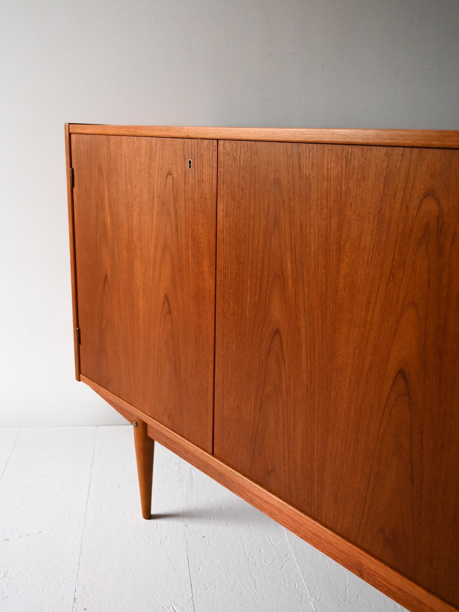 Scandinavian teak highboard with triple compartment For Sale 2