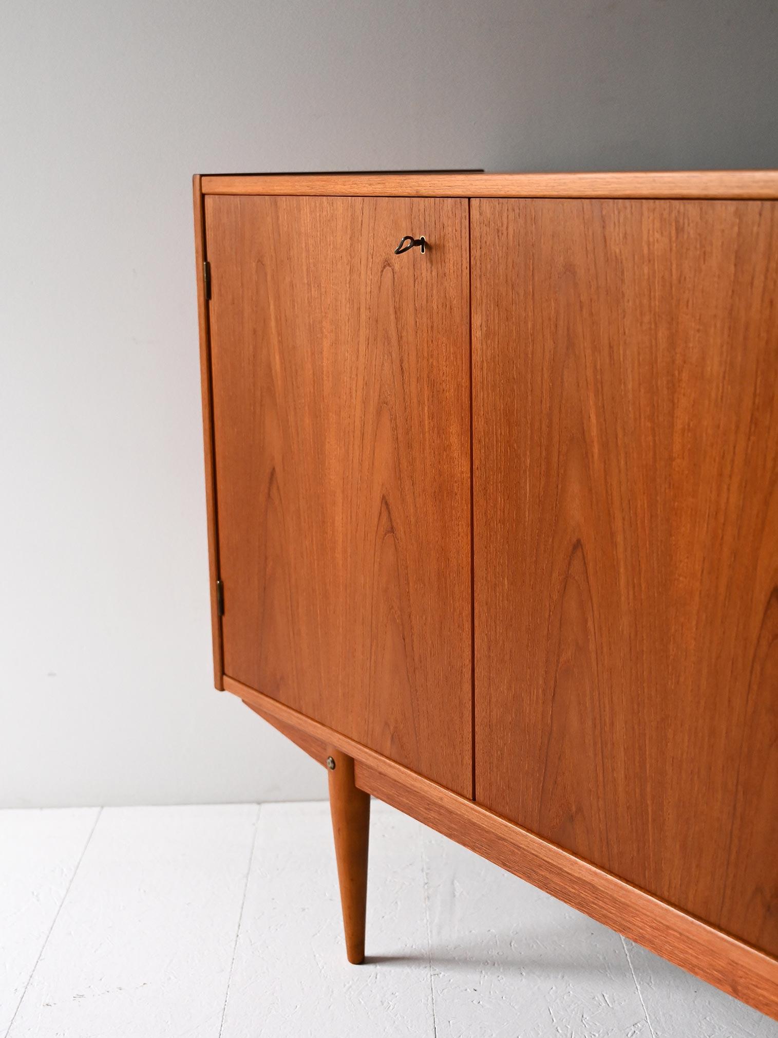 Scandinavian teak highboard with triple compartment For Sale 3