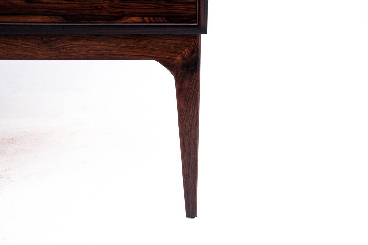 Este tablero alto de bella factura, diseñado por el renombrado diseñador danés Severin Hansen en la década de 1960, es un sorprendente ejemplo de la elegancia y funcionalidad modernas de mediados de siglo. Conocido por sus líneas limpias, su