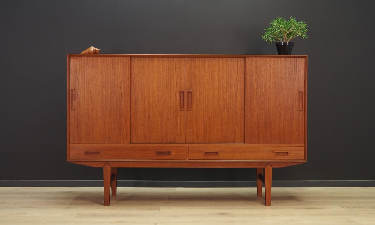Fantastic highboard from the 1960s-1970s, Scandinavian design. Produced by Vemb Møbelfabrik. Surface veneered with teak. Spacious interior with numerous shelves. Pull out / pull-out drawers in front of decorative mirror with a light. In addition,