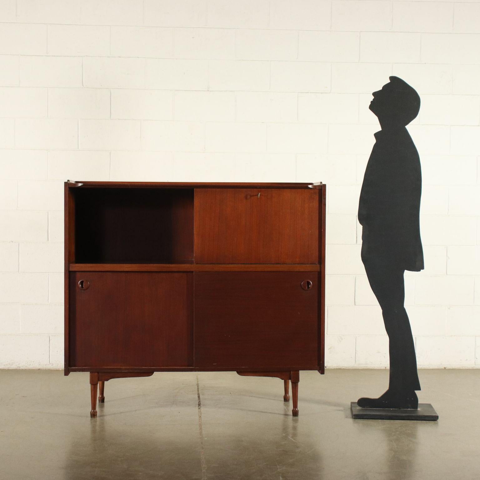 Highboard mit Schiebetüren und Klappe, teakfurniertes Holz.