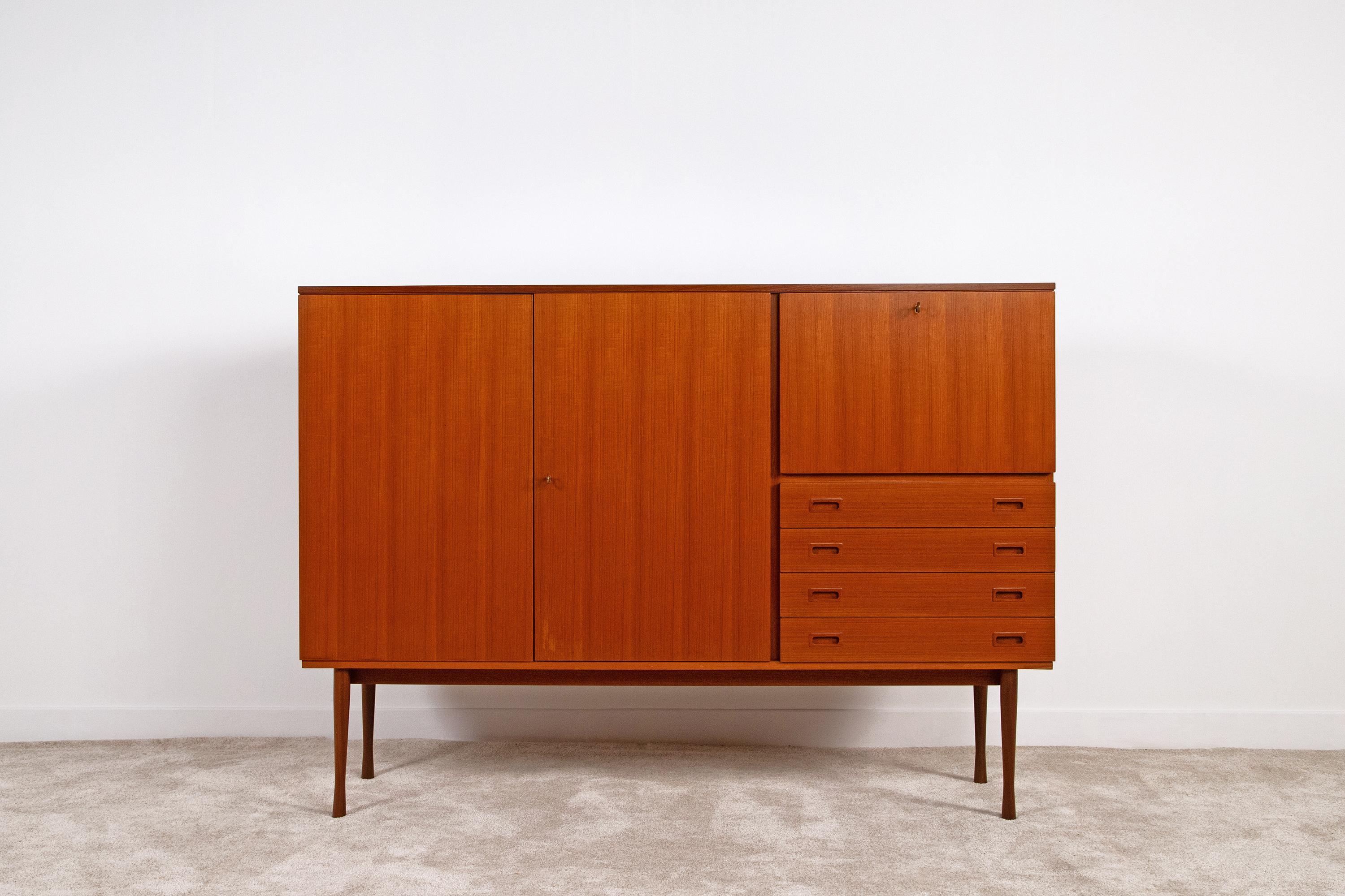 In Italien hergestelltes Highboard aus den 1960er Jahren mit deutlichem skandinavischem Einschlag. Dieser schöne Midcentury-Schrank ist aus massivem, mit Teakholz furniertem Holz gefertigt und mit Messingdetails versehen. Die Front ist grafisch
