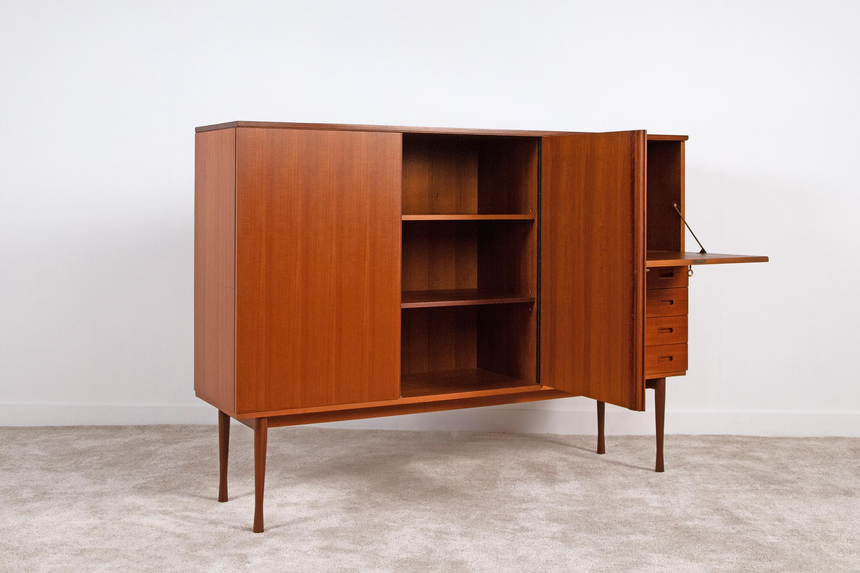 Vintage-Highboard im skandinavischen Stil, 1960er Jahre im Zustand „Gut“ in Correggio, IT
