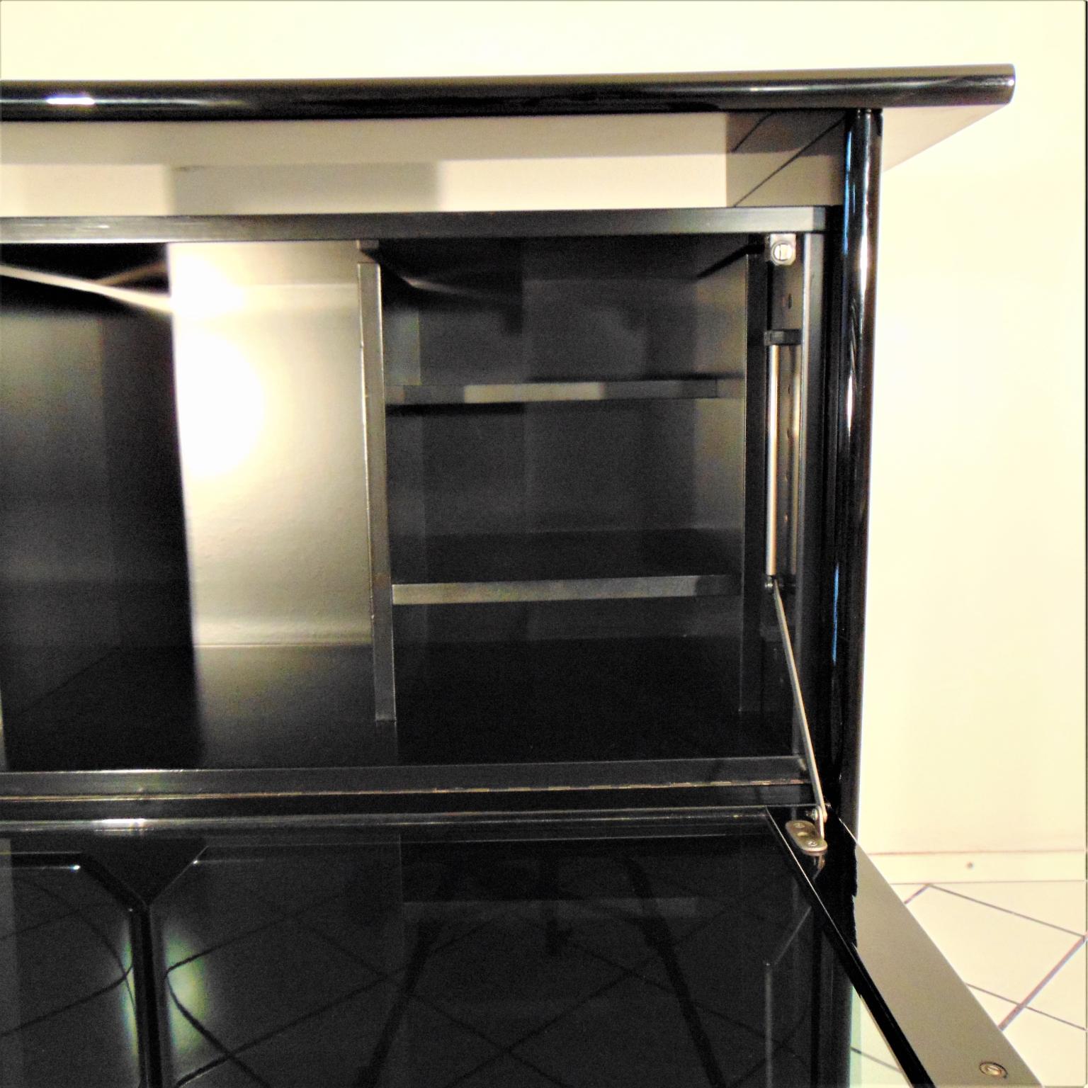 Highboard with Vitrine, Glossy Black Lacquer by Sormani, Italy, 1985 For Sale 2
