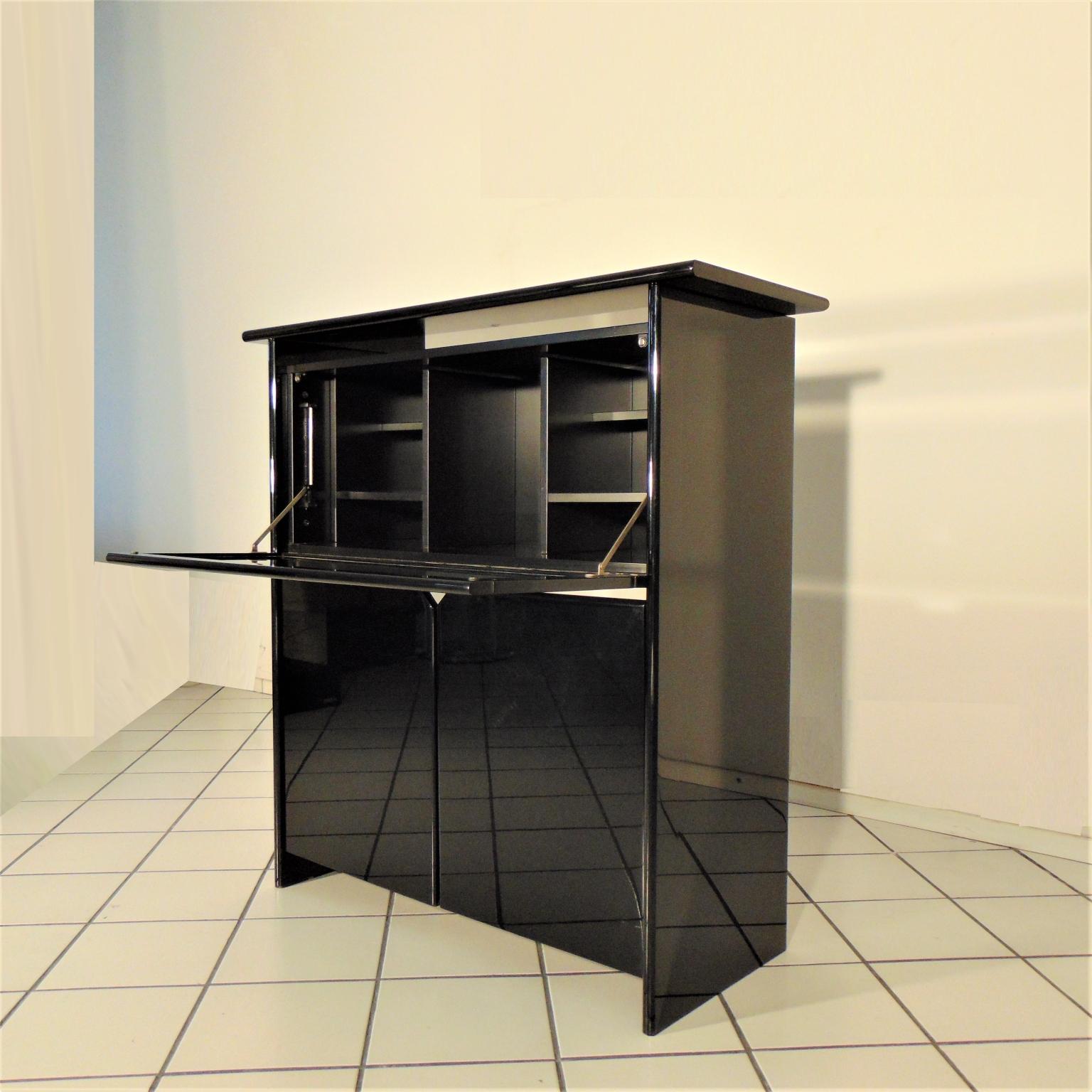 Italian Highboard with Vitrine, Glossy Black Lacquer by Sormani, Italy, 1985 For Sale