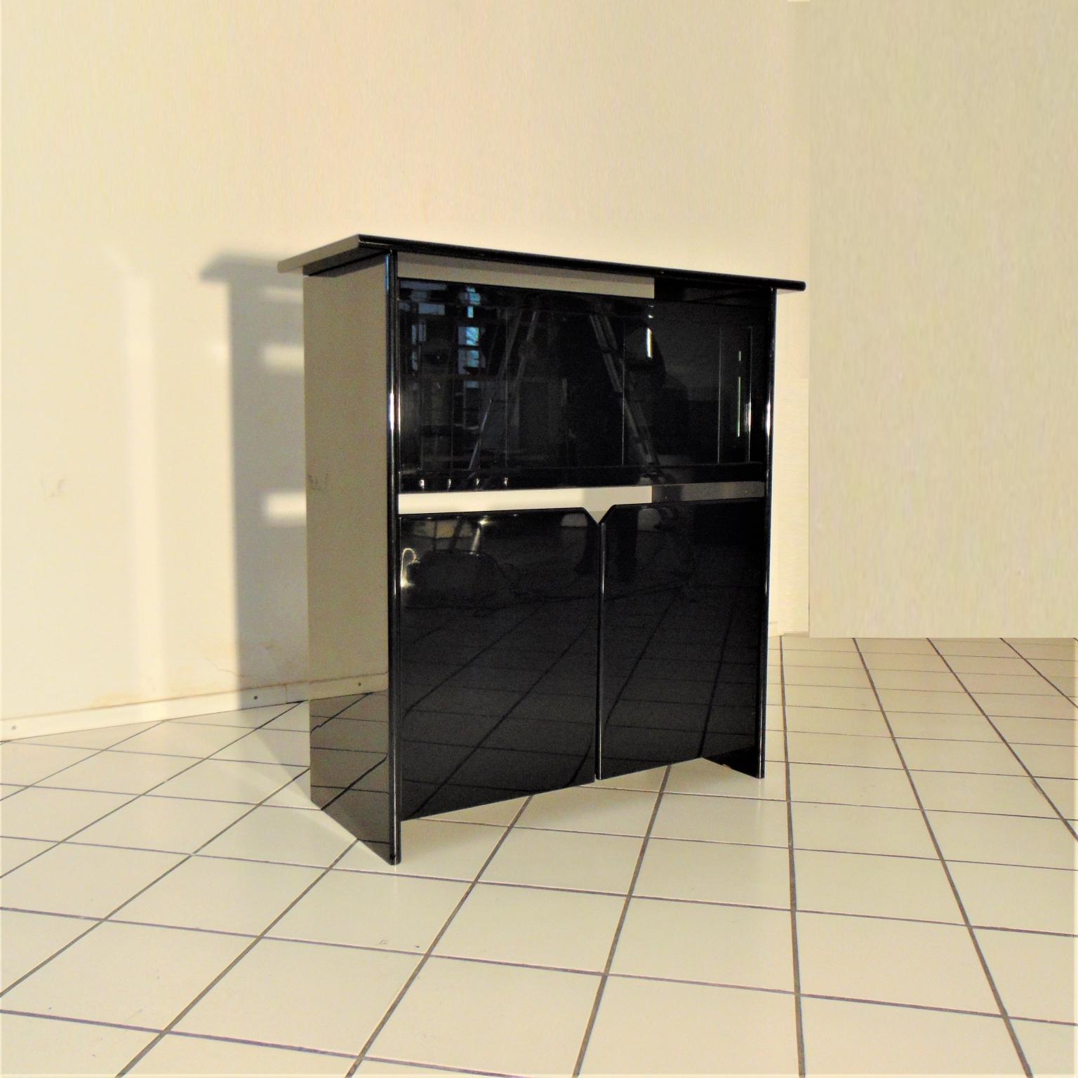 Lacquered Highboard with Vitrine, Glossy Black Lacquer by Sormani, Italy, 1985 For Sale