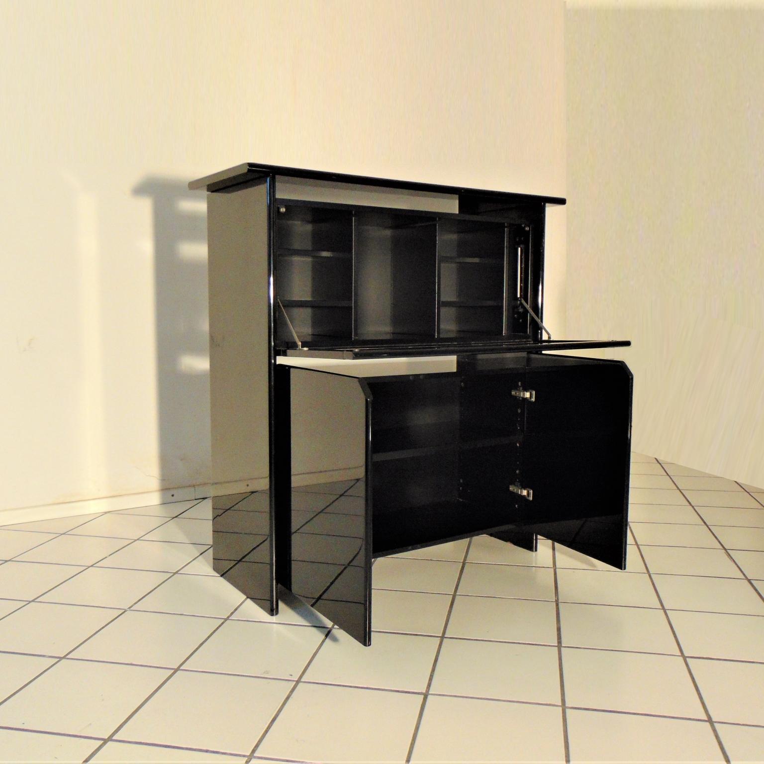 Highboard with Vitrine, Glossy Black Lacquer by Sormani, Italy, 1985 In Good Condition For Sale In Arosio, IT