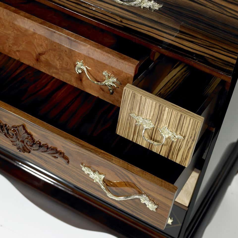 Highboy chest
Measures: W 80 cm 31.5”, D 56 cm 22”, H 160 cm 63”
Estimated production time: 11-12 weeks
Product features: Lacquered wood, wood
veneers, nickel and gold-plated brass.
