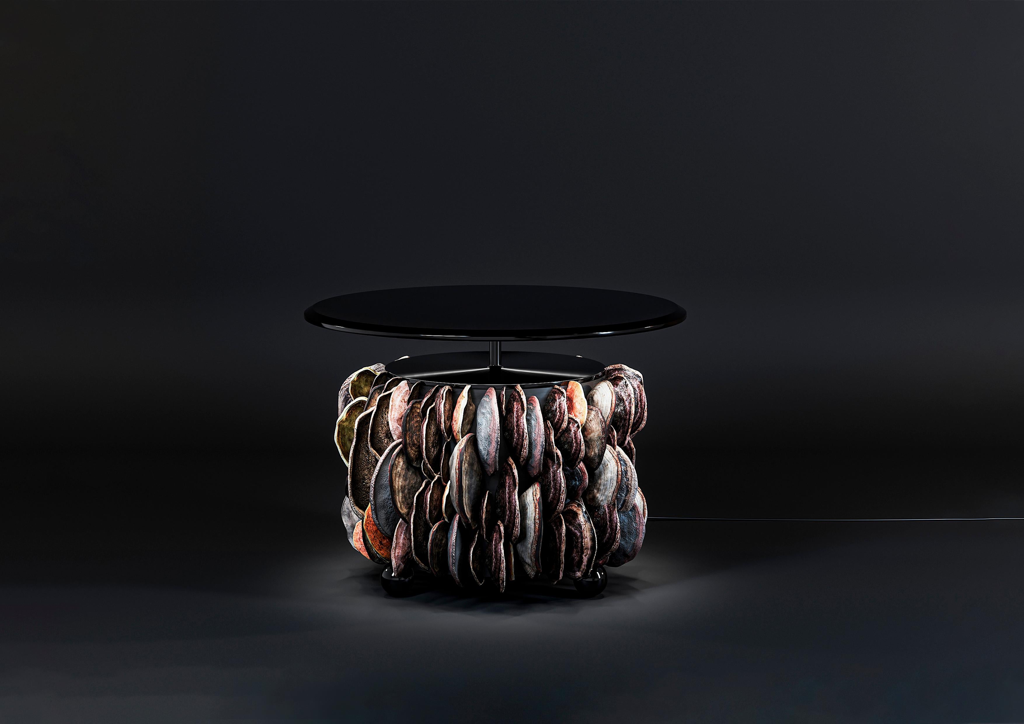 Hochwertiger Mitteltisch Mushrooms Kollektion mit schwarzer Tischplatte und Beleuchtung (Arts and Crafts) im Angebot