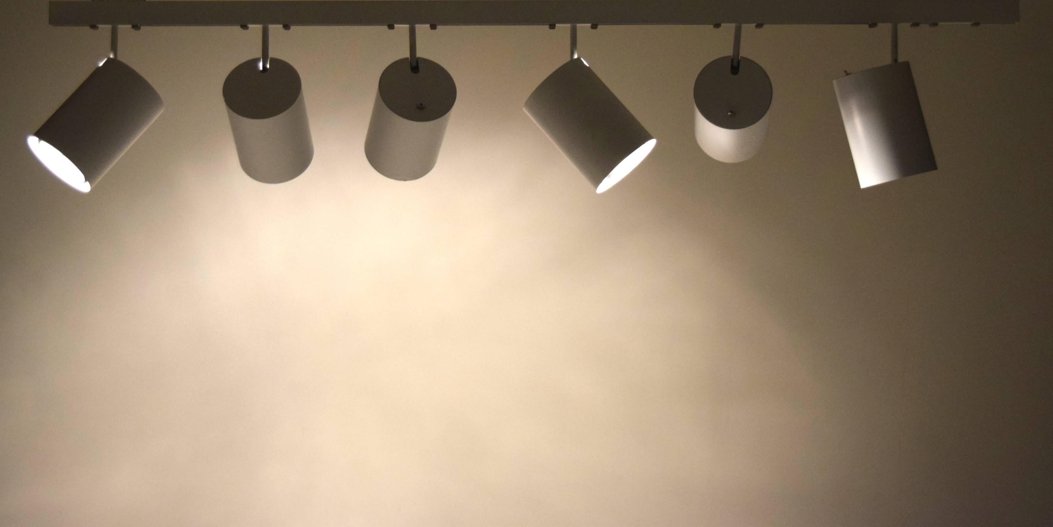 This listing is for one track with six lamps. Many such complete units are available for purchase (each unit has a single track and six lamps).

We have 2 units available.

Sightline S / P series.

Museum & architectural lighting for galleries,