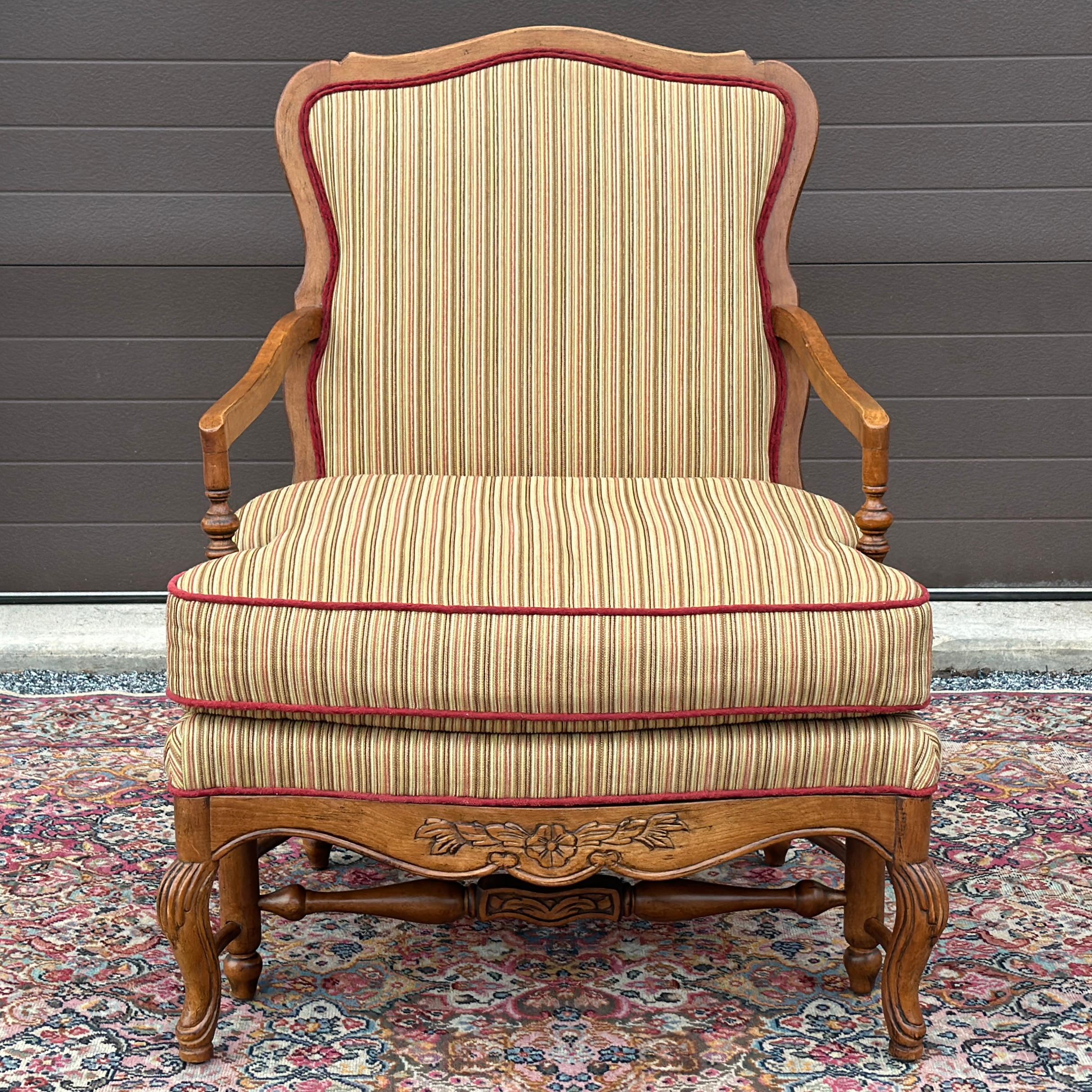 La sedia da salotto Highland House Genevieve French Country Bergere è caratterizzata da un'elegante struttura in legno di frutta intagliato a mano, con stecche curve e sei gambe. Schienale stretto con cuscino di seduta ribaltabile.