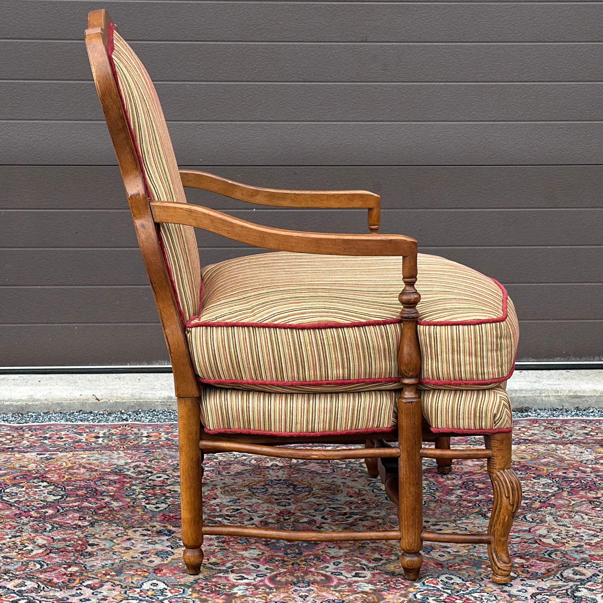 Intagliato a mano Highland House Genevieve - Sedia da salotto bergere French Country in vendita