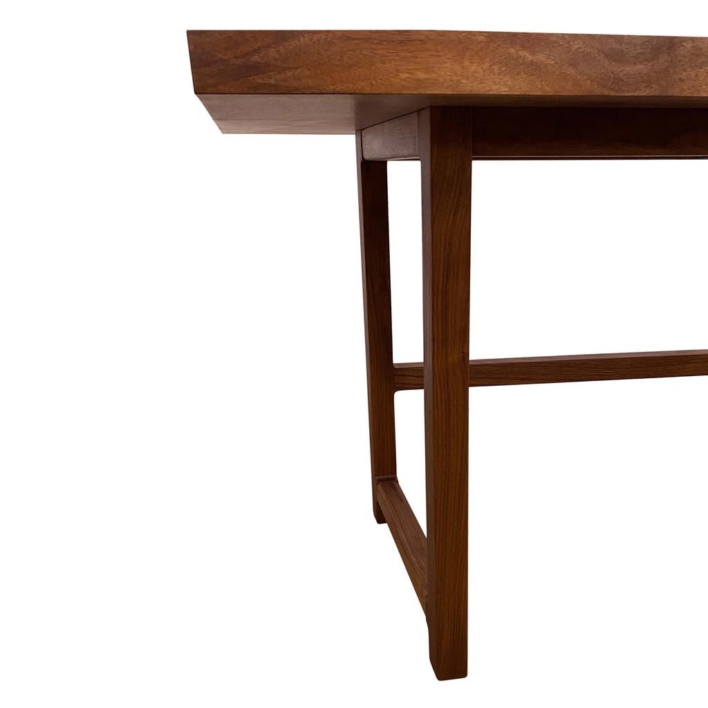 Schreibtisch aus Nussbaumholz im Mid-Century-Stil von New York Heartwoods (Handgefertigt) im Angebot