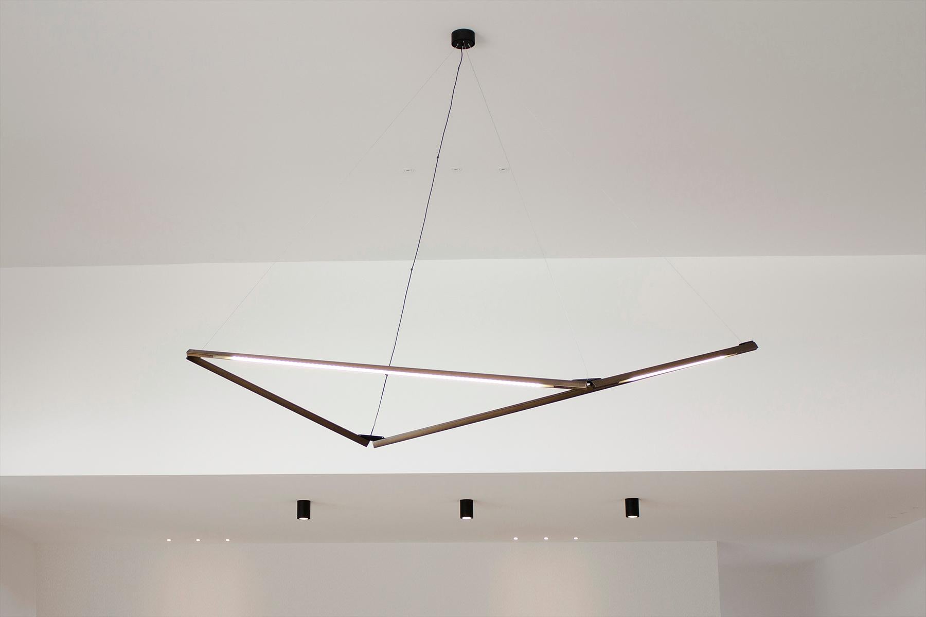 Highline 3D_01, lampe à suspension à LED sculpturale géométrique en laiton en vente 1