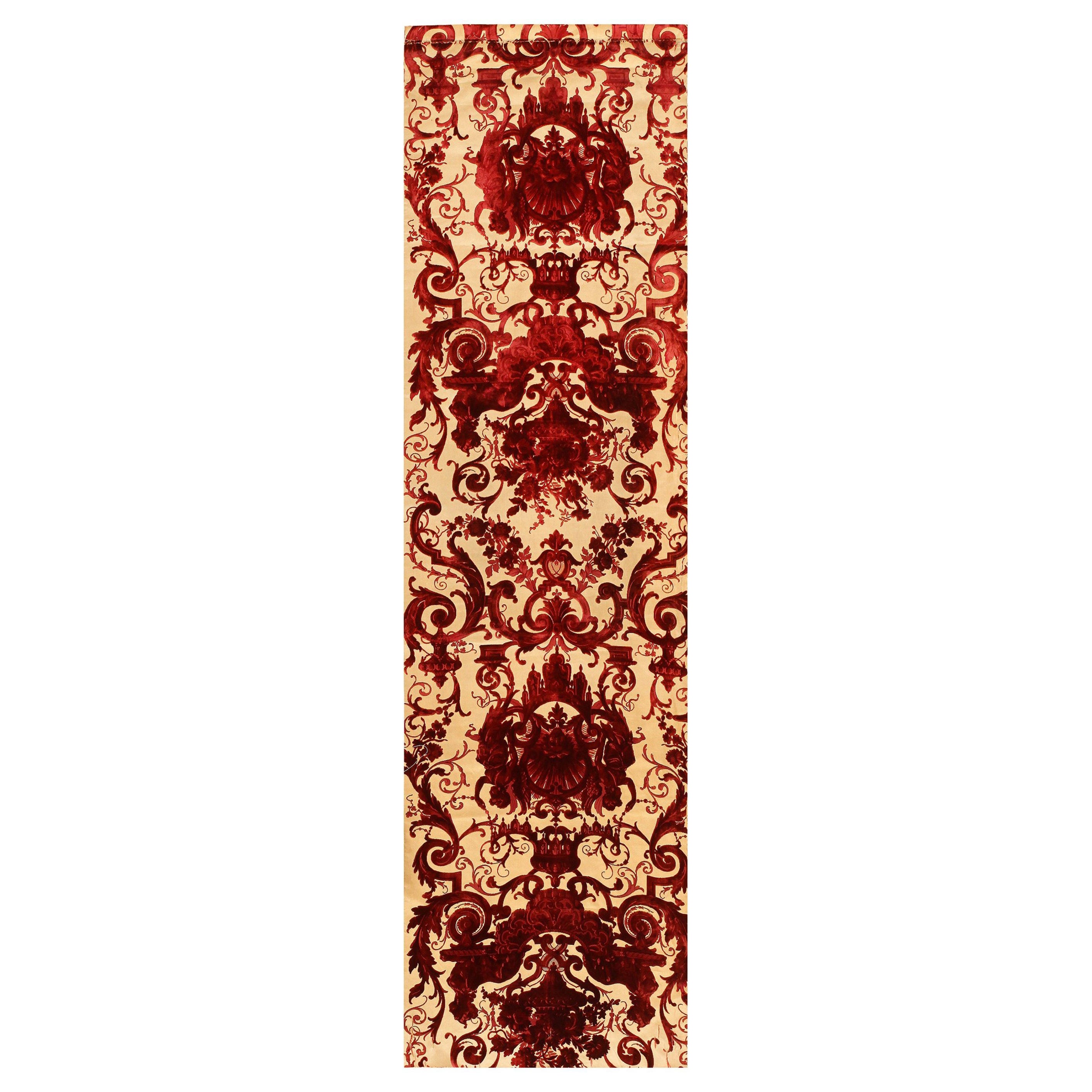 Tessuti antichi in seta e velluto, molto artistici e rari, 2'2" x 7'11". in vendita