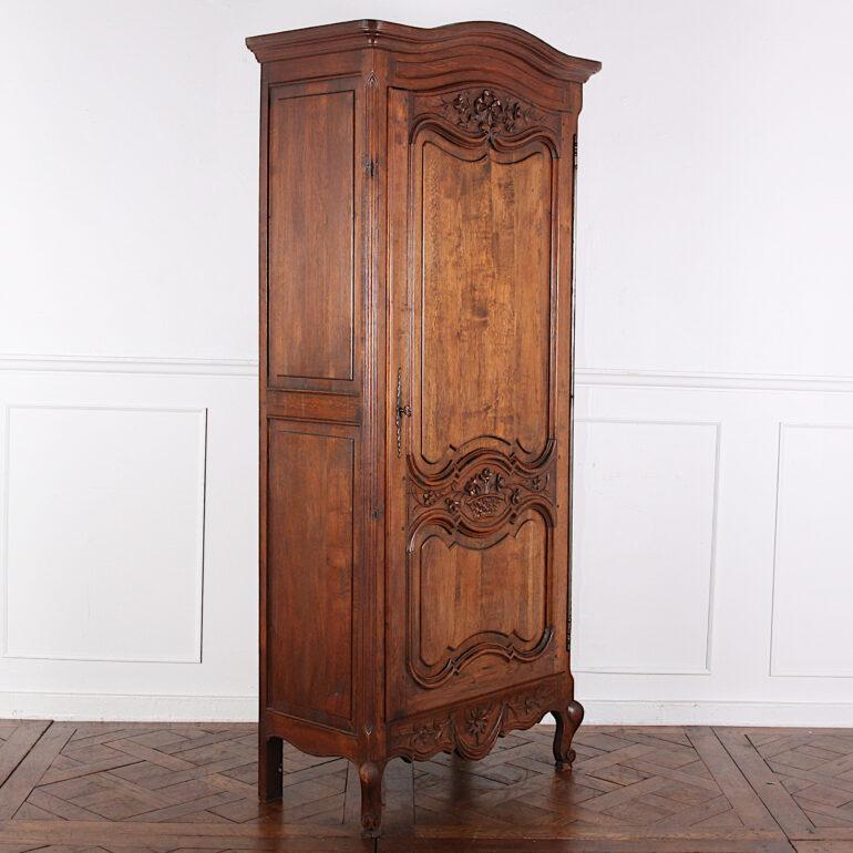 Highly Carved French Oak Bonnetiere In Good Condition In Vancouver, British Columbia