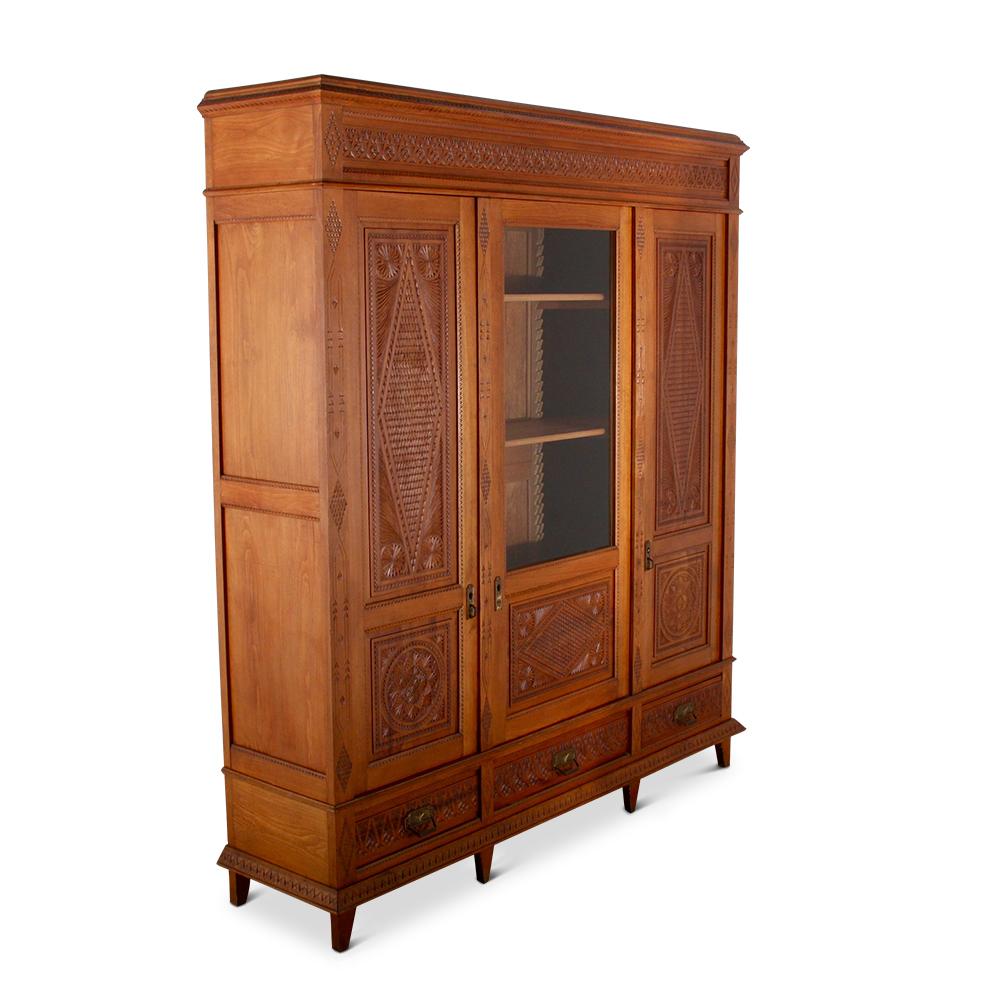 Highly-Carved French Three-Door Bookcase In Good Condition In Vancouver, British Columbia