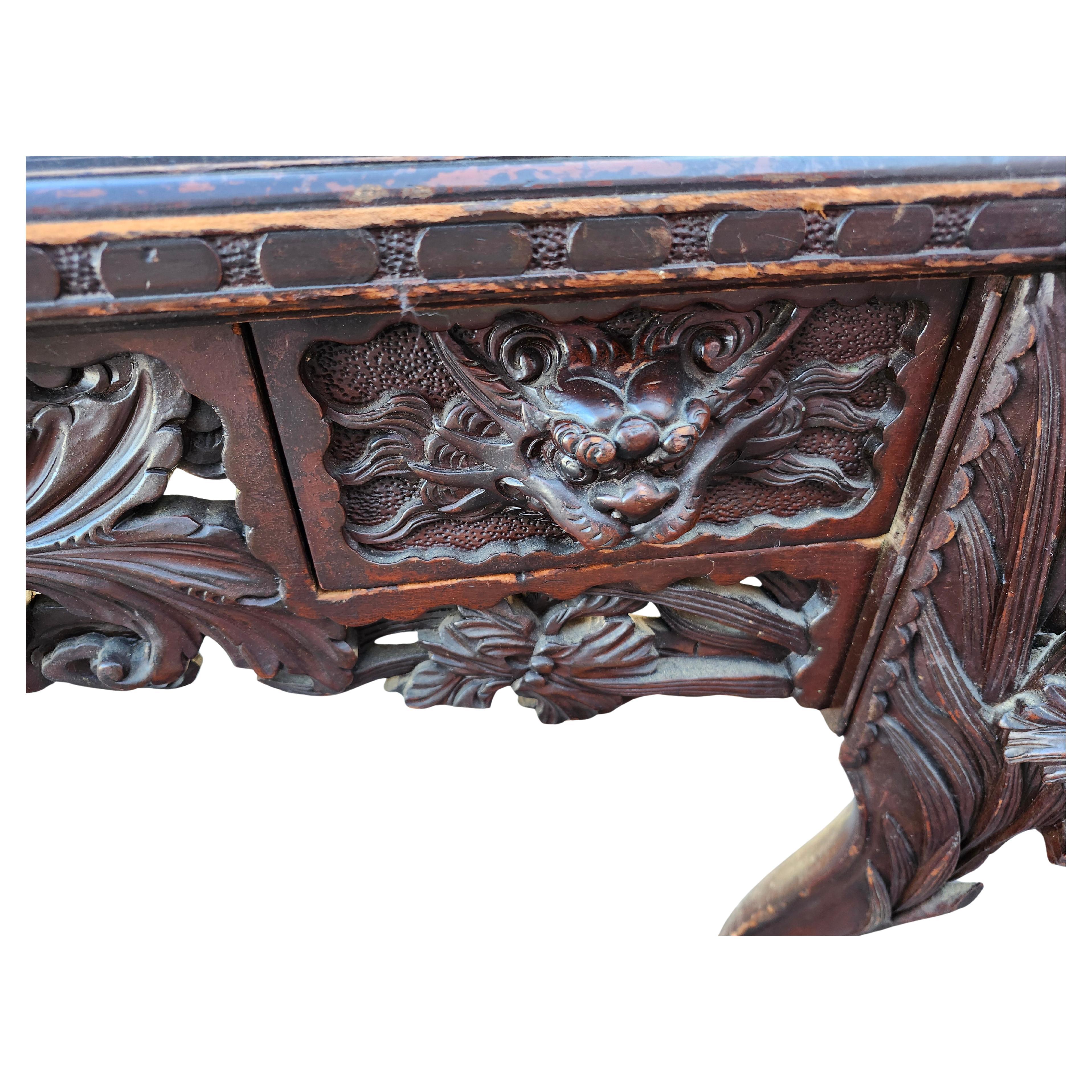 Chippendale cinese Scrivania in mogano altamente intagliata con una galleria intricata intagliata 1890 in vendita