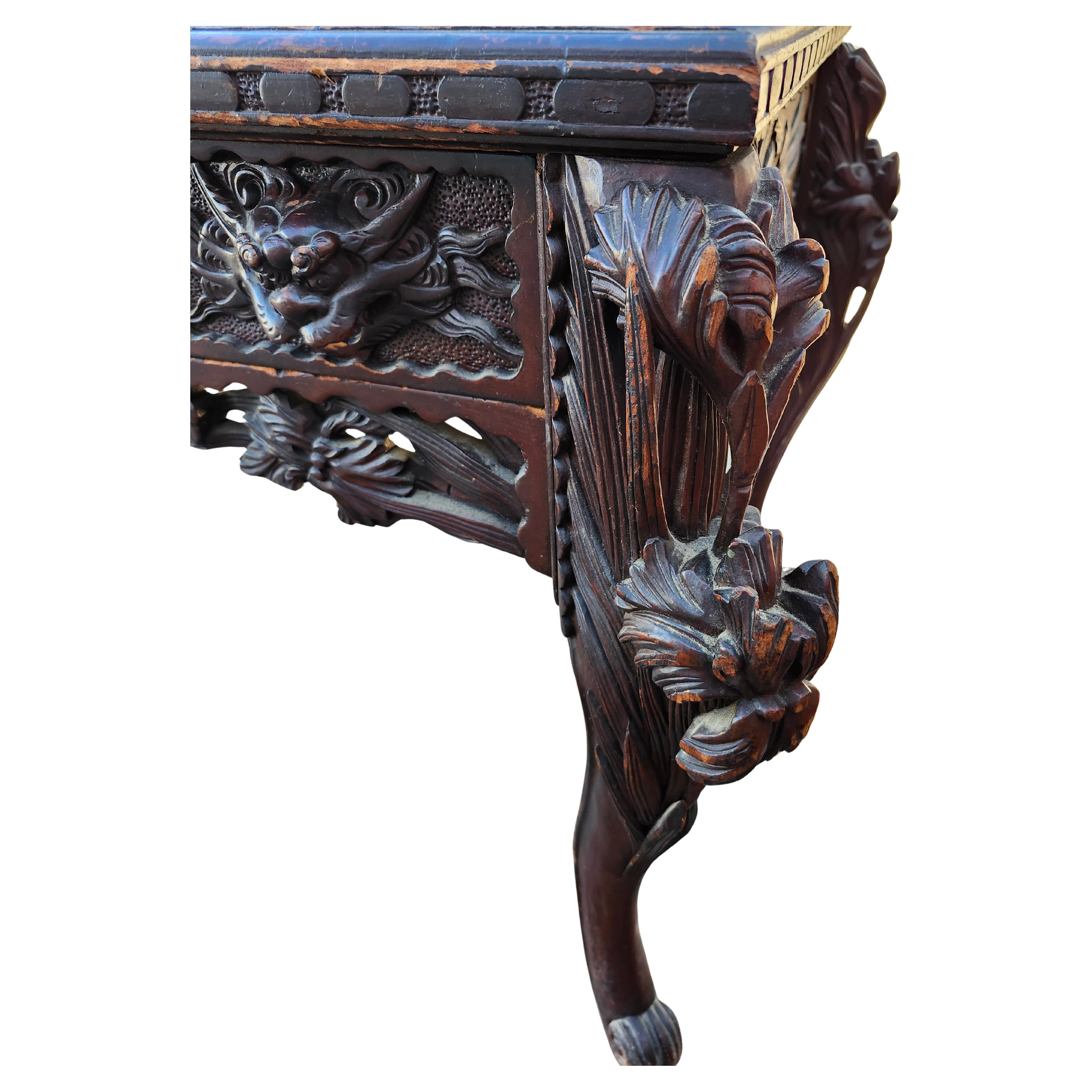 Cinese Scrivania in mogano altamente intagliata con una galleria intricata intagliata 1890 in vendita