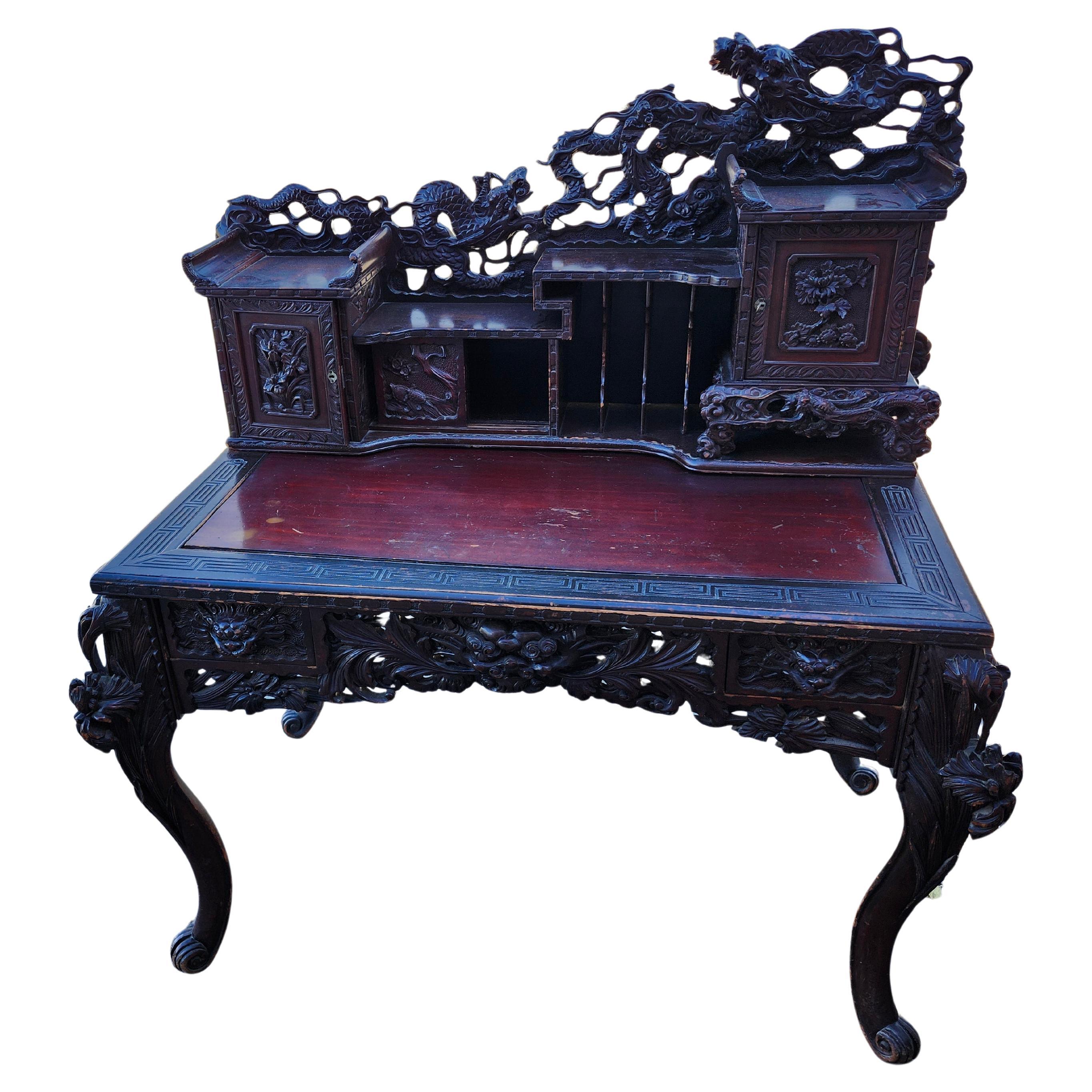 Mogano Scrivania in mogano altamente intagliata con una galleria intricata intagliata 1890 in vendita