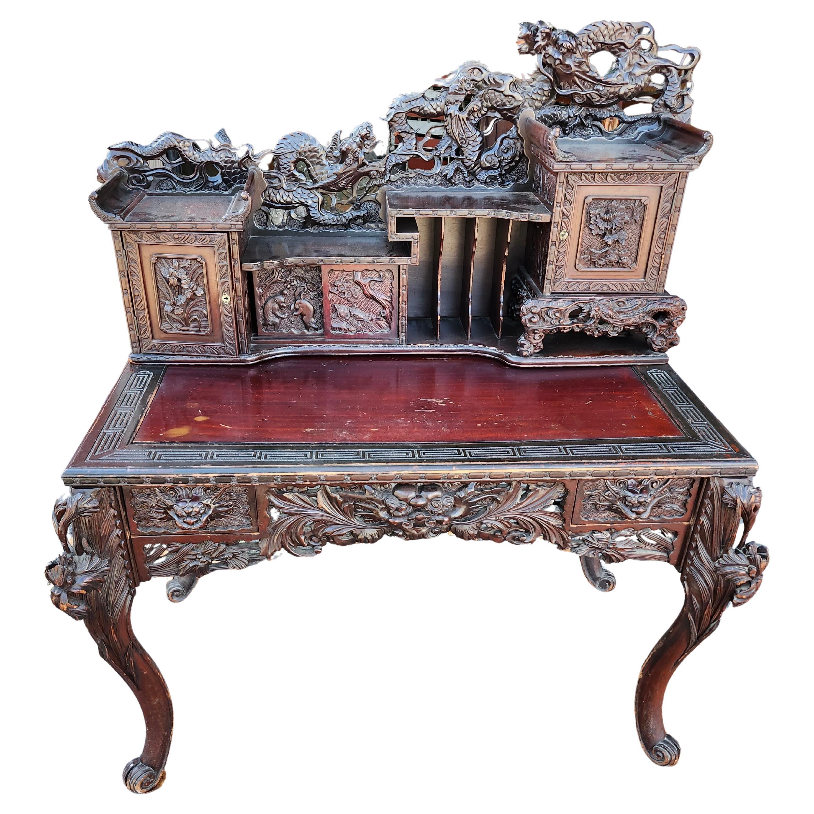 Scrivania in mogano altamente intagliata con una galleria intricata intagliata 1890 in vendita