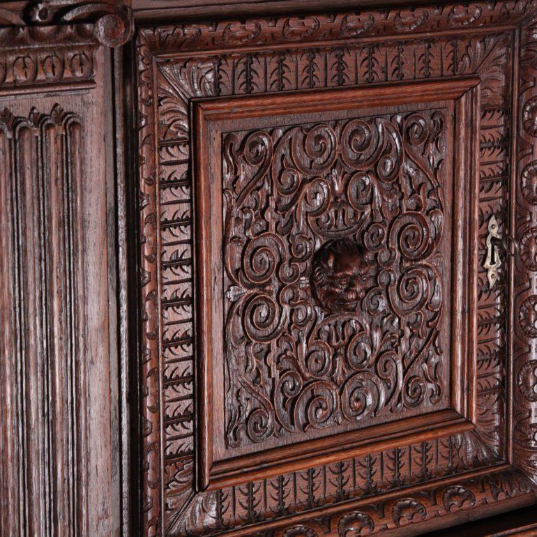 Sculpté à la main Armoire néo-renaissance hautement ouvragée en vente