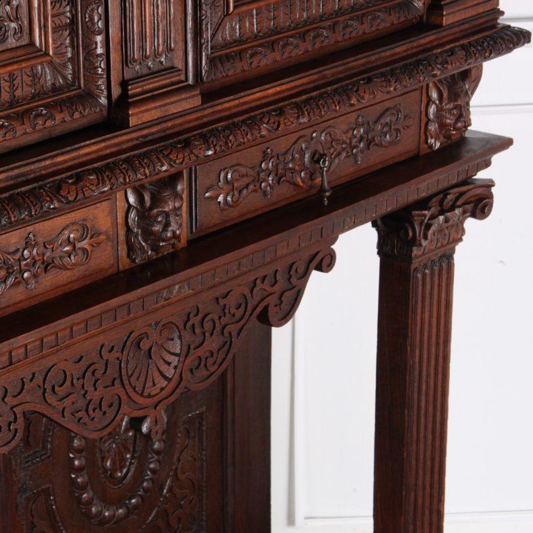 Chêne Armoire néo-renaissance hautement ouvragée en vente