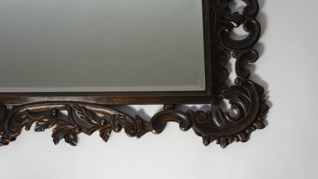 Hochgeschnitzter Holzspiegel im Vintage-Stil (Italienisch) im Angebot