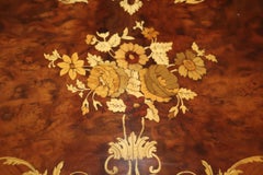 Hochdekorierte, in Bronze gefasste, ausgefallene italienische Kommode in Bombenform mit Intarsien