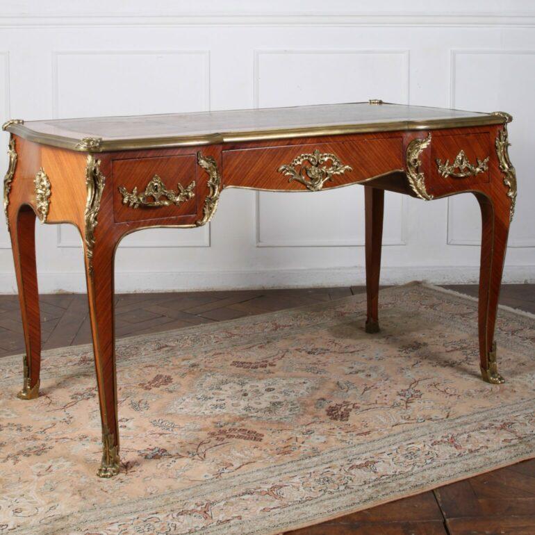 Highly Decorated Louis XV Style Rosewood Bureau Plat In Good Condition In Vancouver, British Columbia