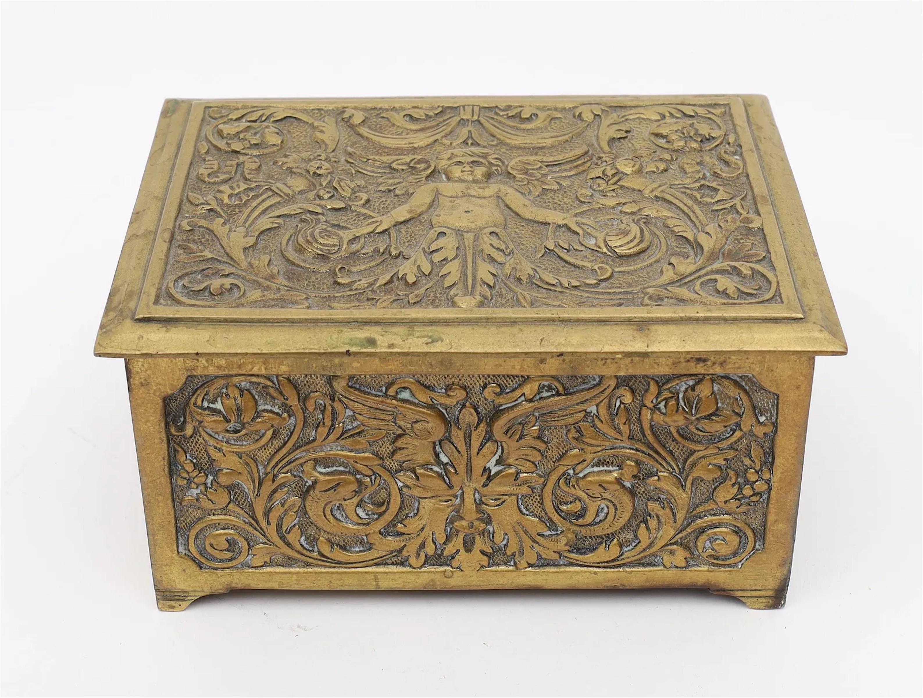 Boîte à bijoux en laiton massif belge de style Renaissance très décorée.