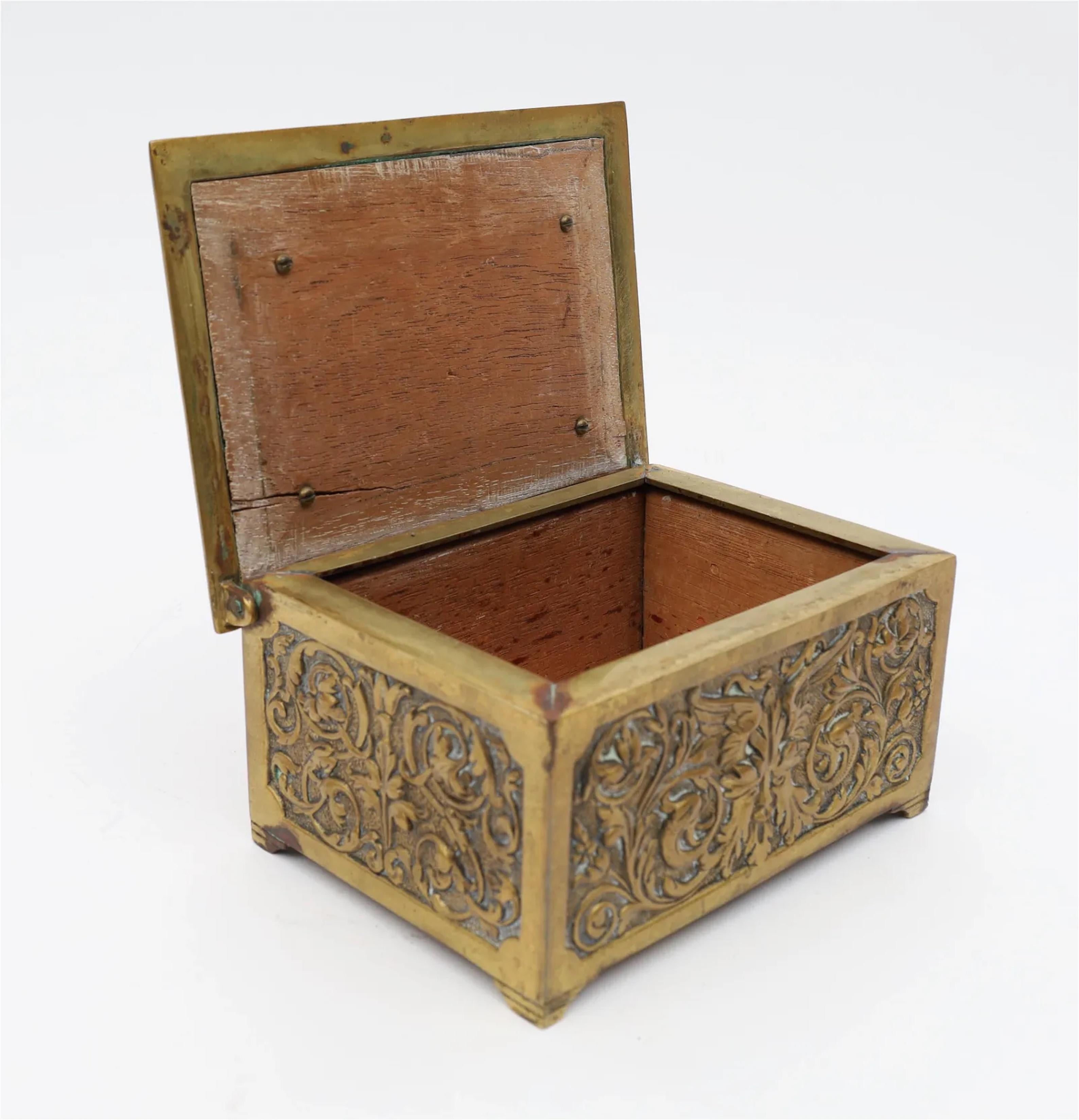 Boîte à bijoux en laiton massif très décorée de style Renaissance en vente 1
