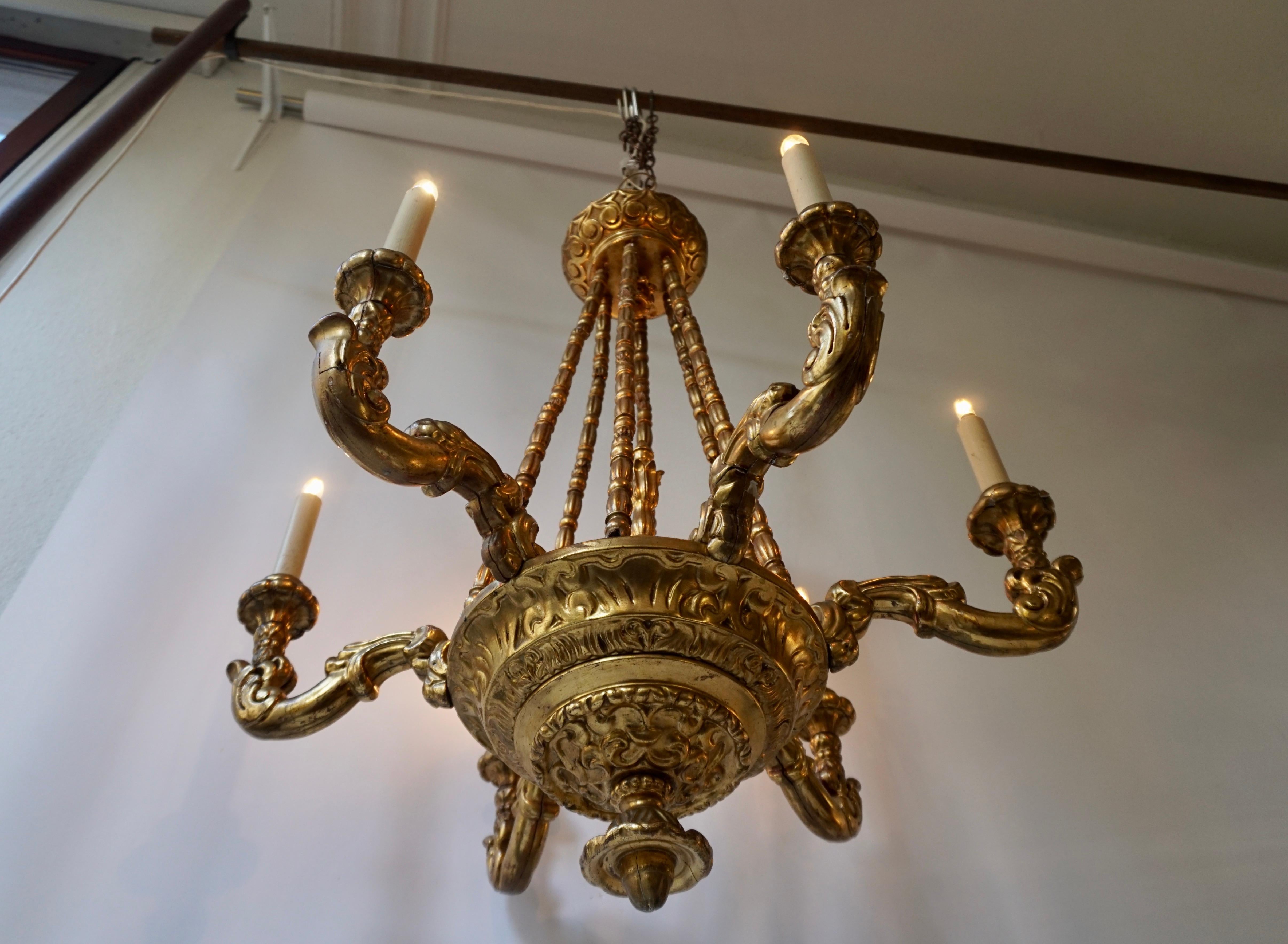 A highly decorative and elegant giltwood, metal and stucco 6-light electrified chandelier.
Italy, mid-20th century, (1920s-1950s).

The light requires six single E14 screw fit lightbulbs (60Watt max.) LED compatible.
Measures: Diameter 75