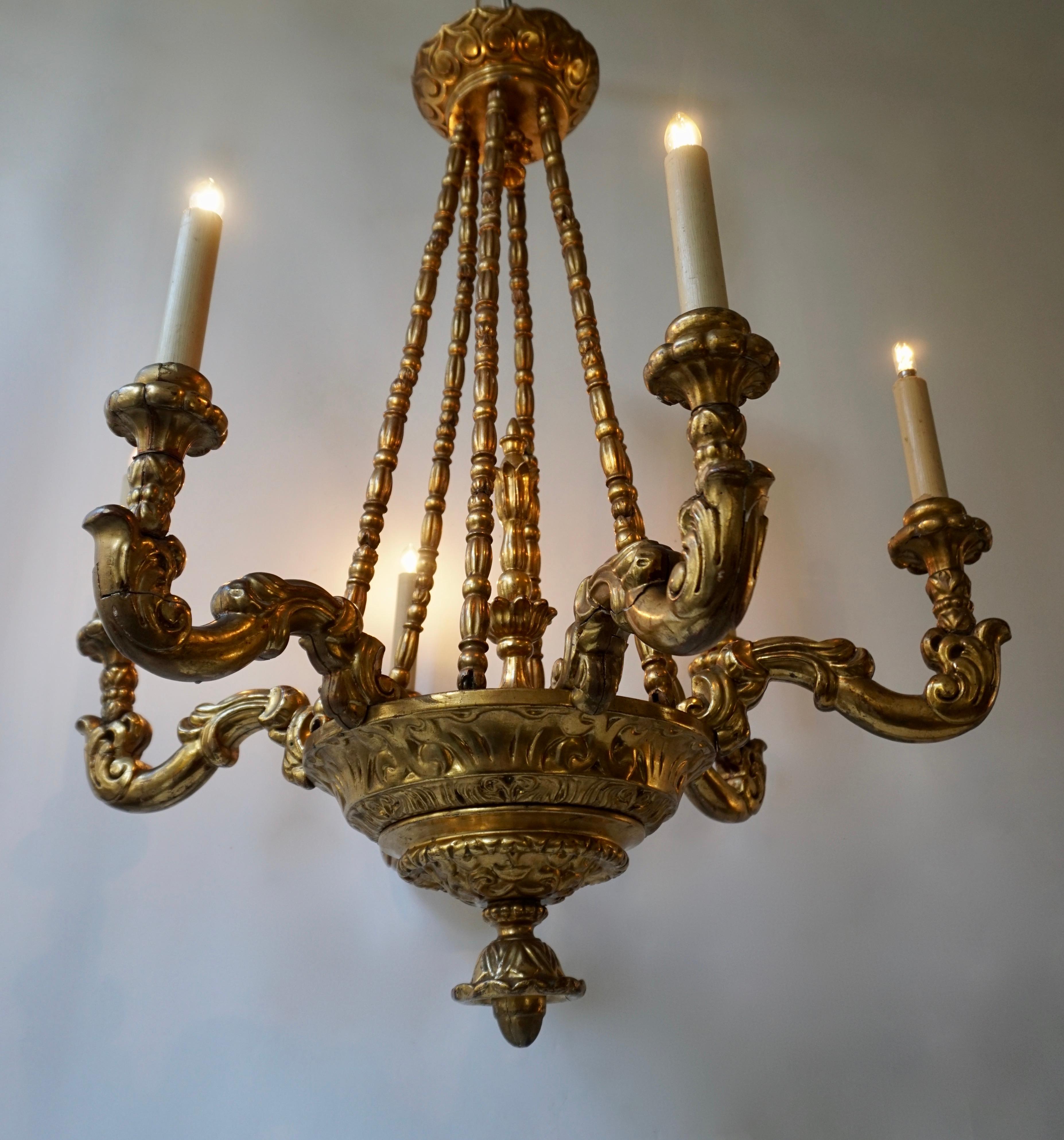 20ième siècle Lustre à lumière dorée hautement décoratif et élégant en vente