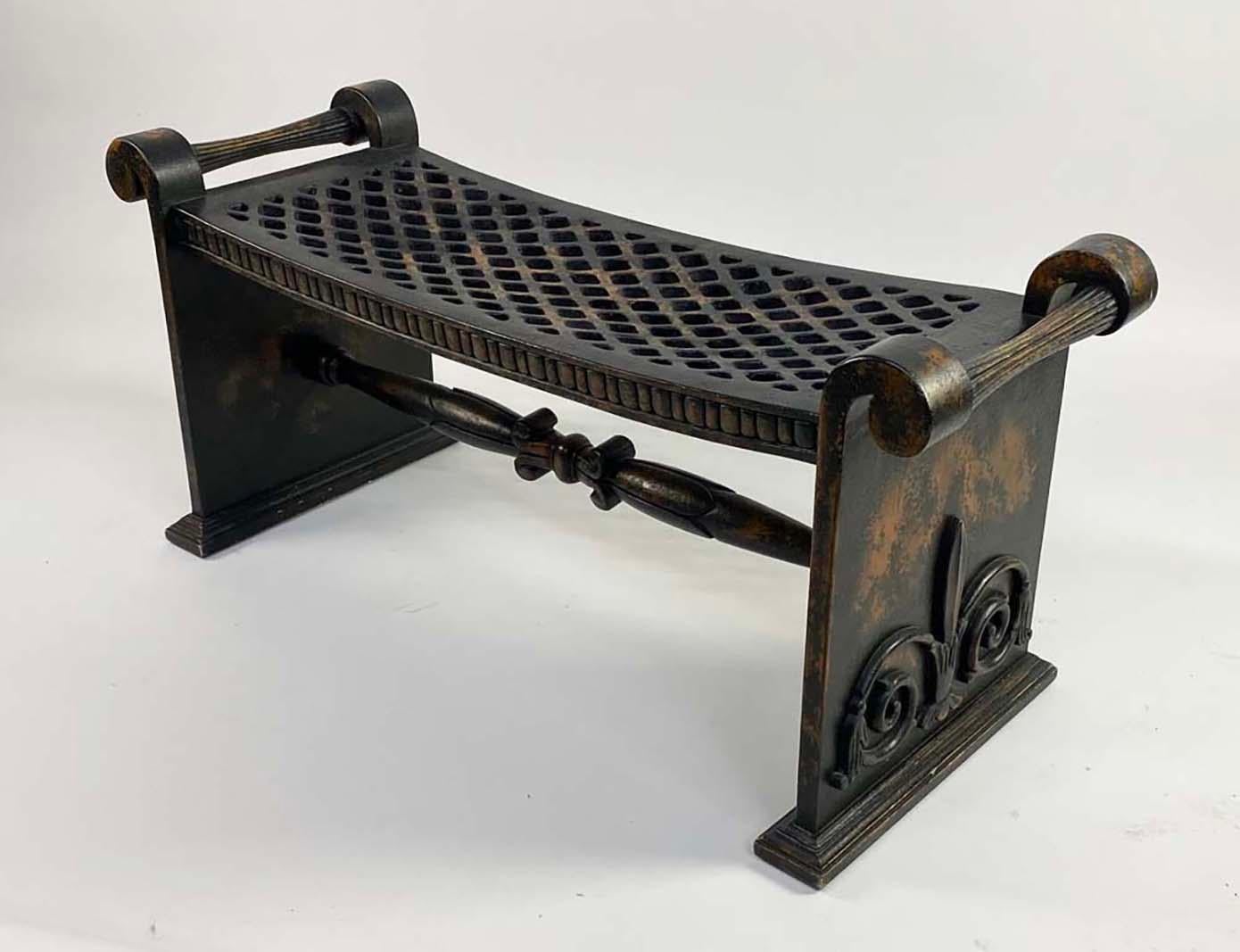 Ecco una panchina molto decorativa nello stile del designer svedese Folke Bensow (1886-1971). In effetti, questo banco sembra essere realizzato con specifiche simili al modello originale del 1925, solo che questo banco è più lungo. (Abbiamo un'altra