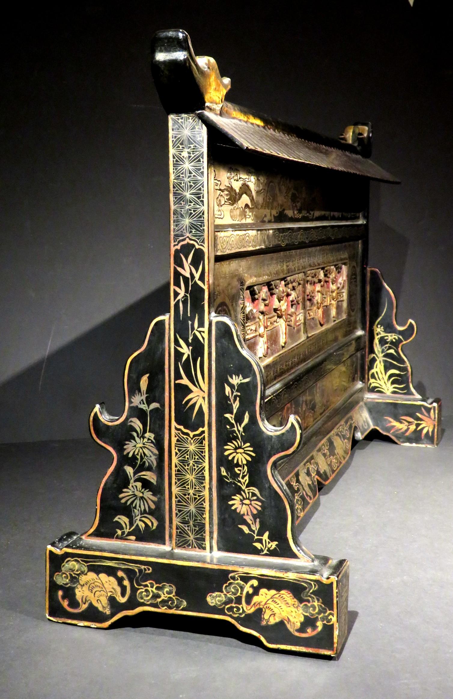 Highly Decorative 'Straits' Chinese Black Lacquer Table Screen, Circa 1890  In Good Condition In Ottawa, Ontario