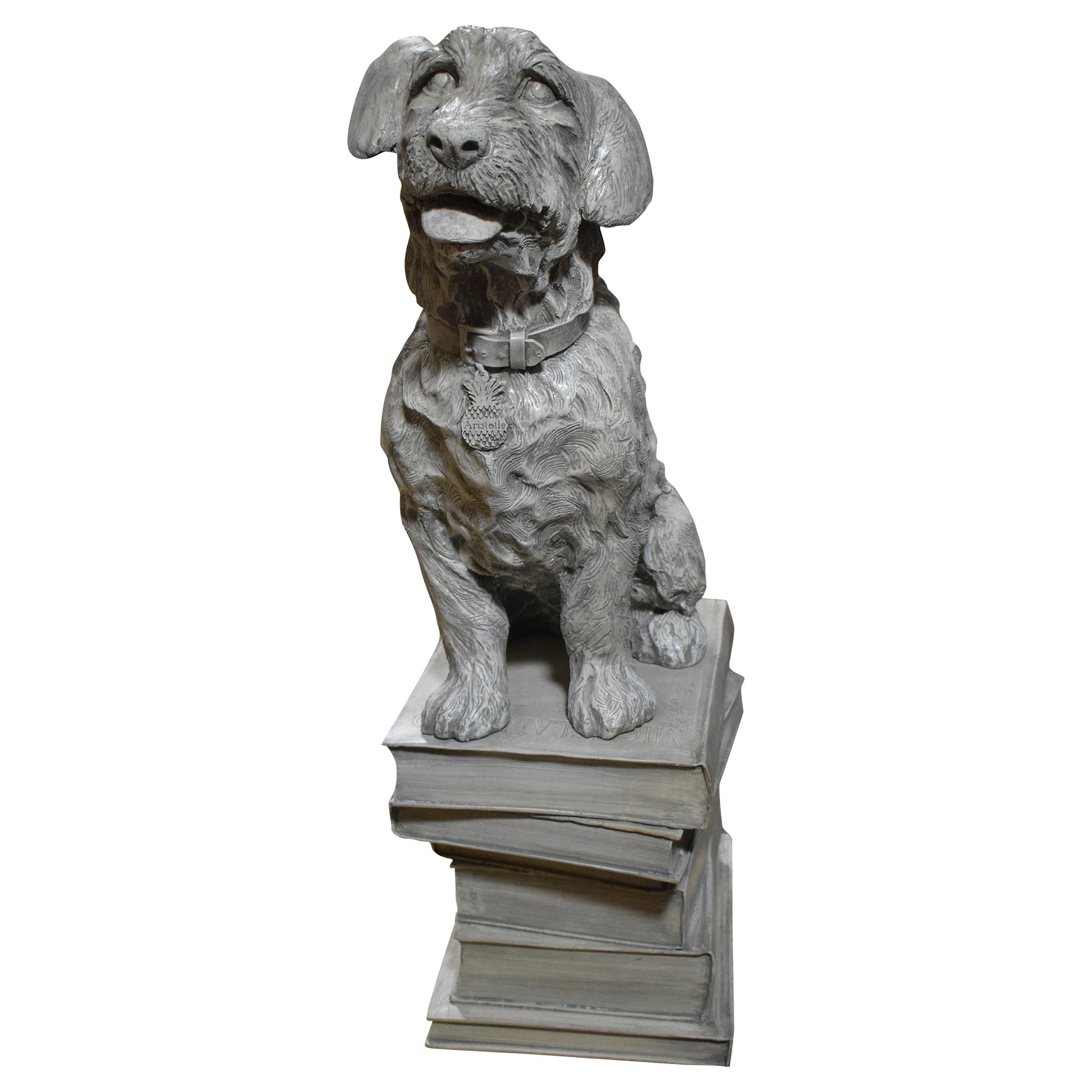 Hochdekorative Skulptur eines auf Büchern sitzenden Hundes in Originalgröße
