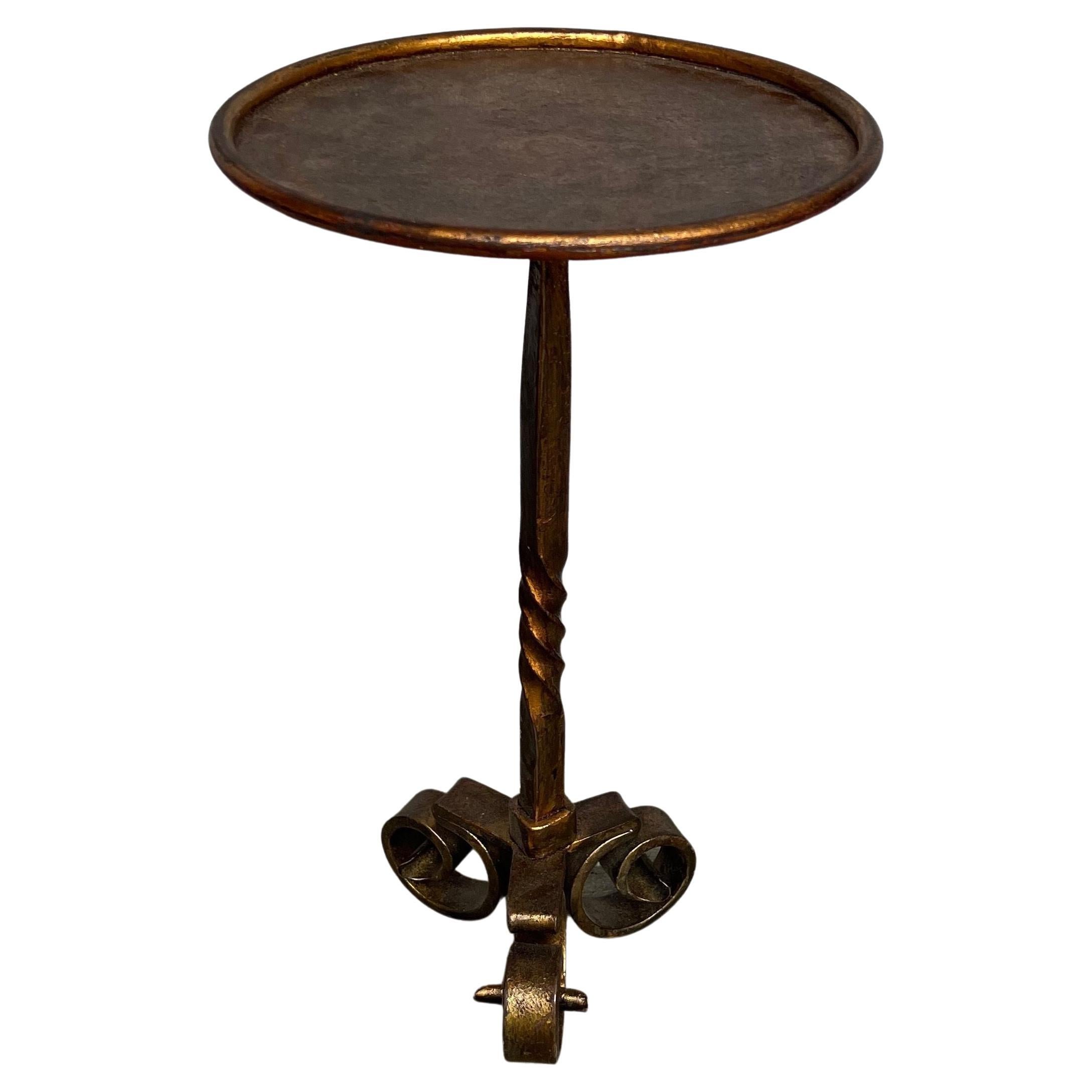 Mesa de bebidas de metal dorado muy decorativa