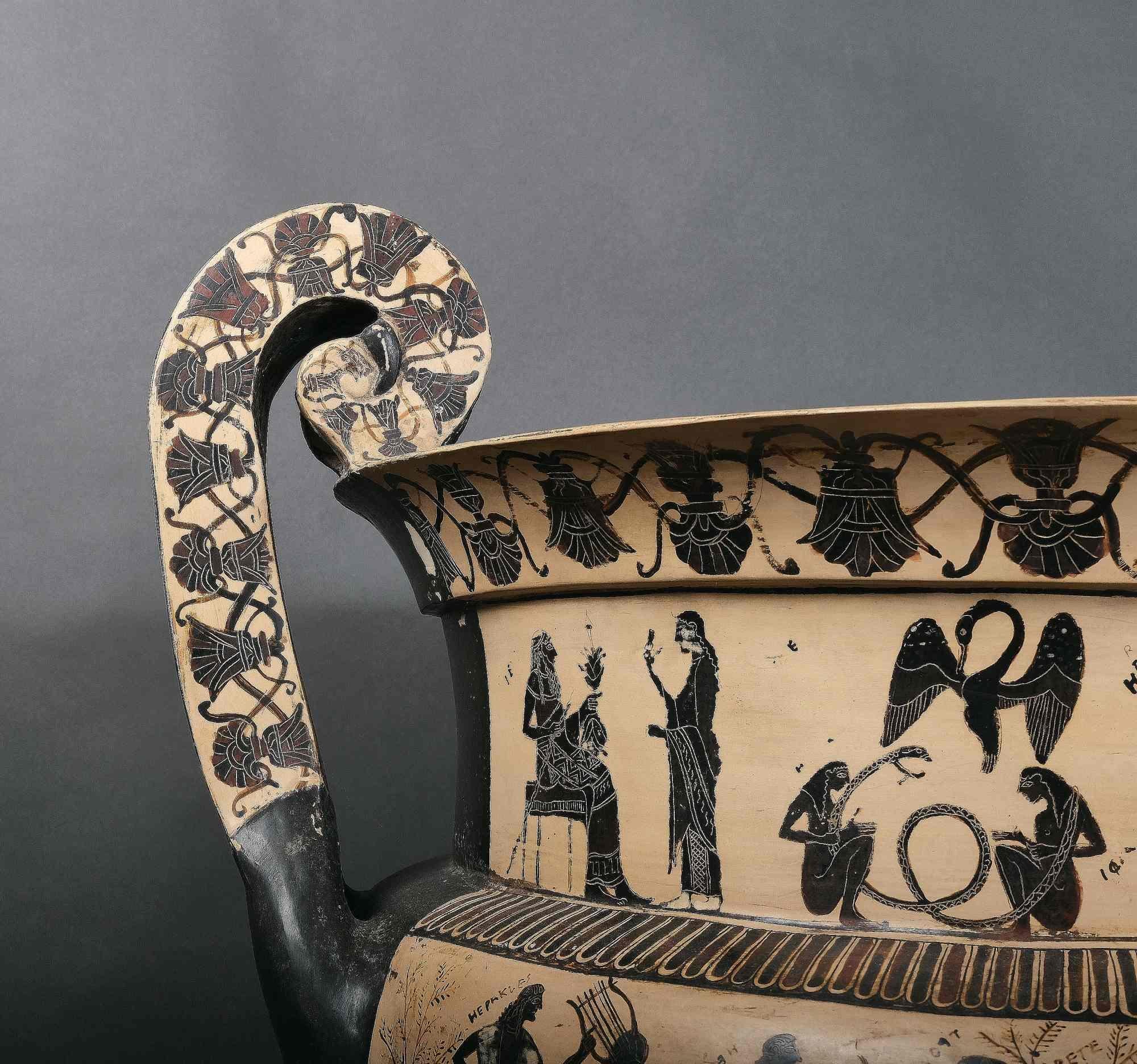 Cratère d'une taille inhabituelle avec de nombreuses représentations de la mythologie grecque. Céramique légère de couleur terracotta avec peinture ébène. Deux poignées en forme de volute en saillie ornent les côtés. La taille gigantesque de ce