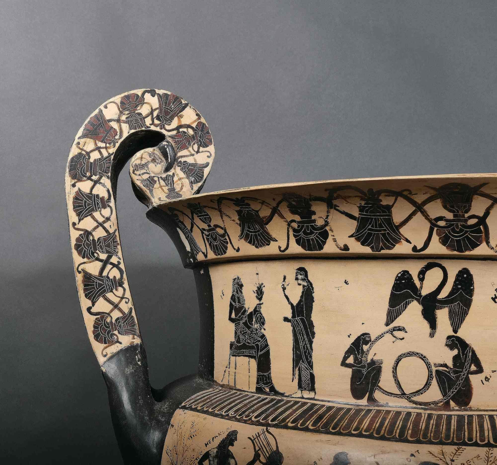 Ungewöhnlich großer Krater mit umfangreichen Darstellungen der griechischen Mythologie. Helle Keramik in der Farbe Terrakotta mit ebonisierter Farbe. Zwei vorspringende Volutengriffe zieren die Seiten. Die enorme Größe dieses Kraters ist