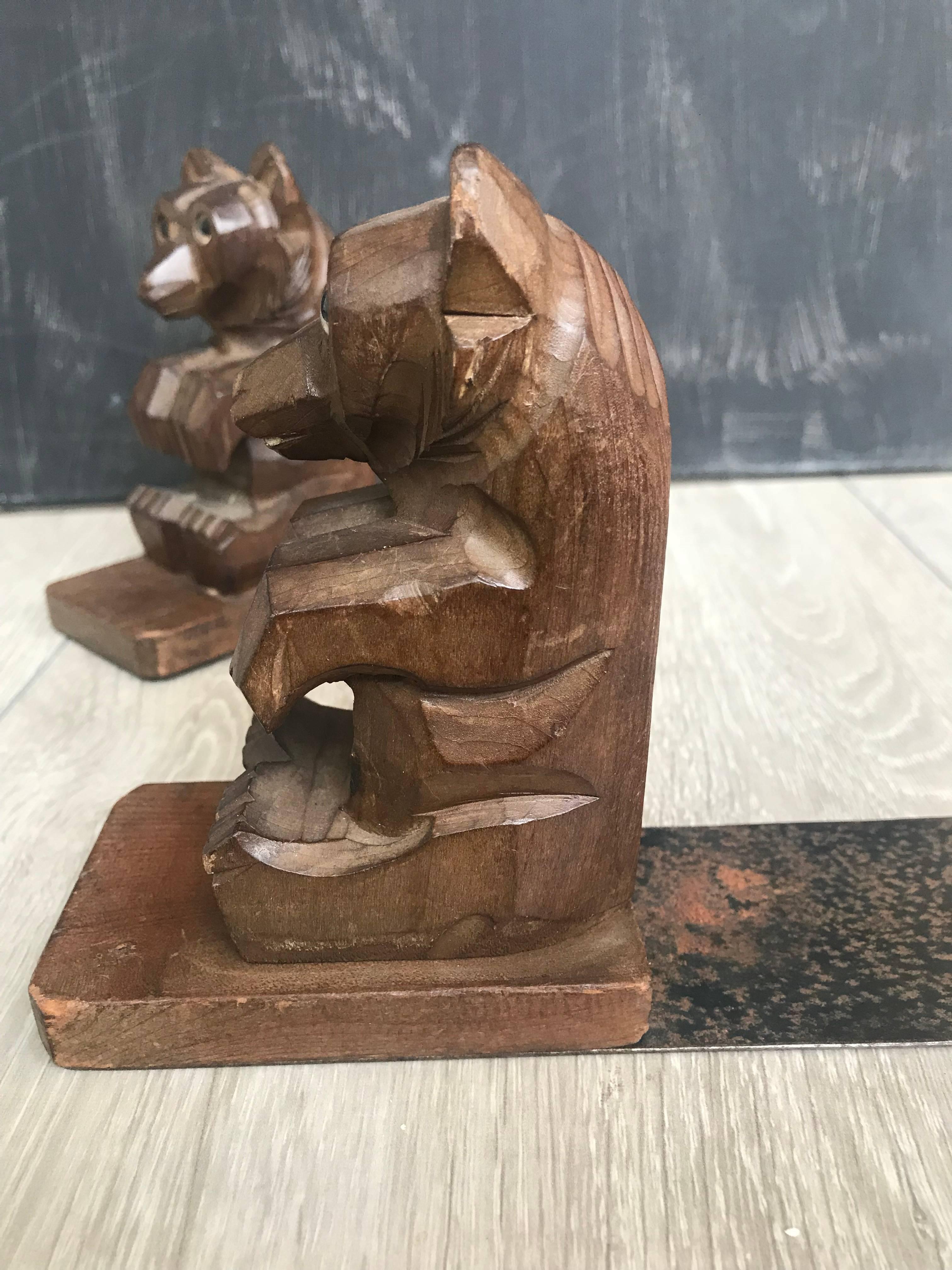Highly Decorative Pair of Hand-Carved Art Deco Era, Wooden Sitting Bear Bookends In Excellent Condition For Sale In Lisse, NL