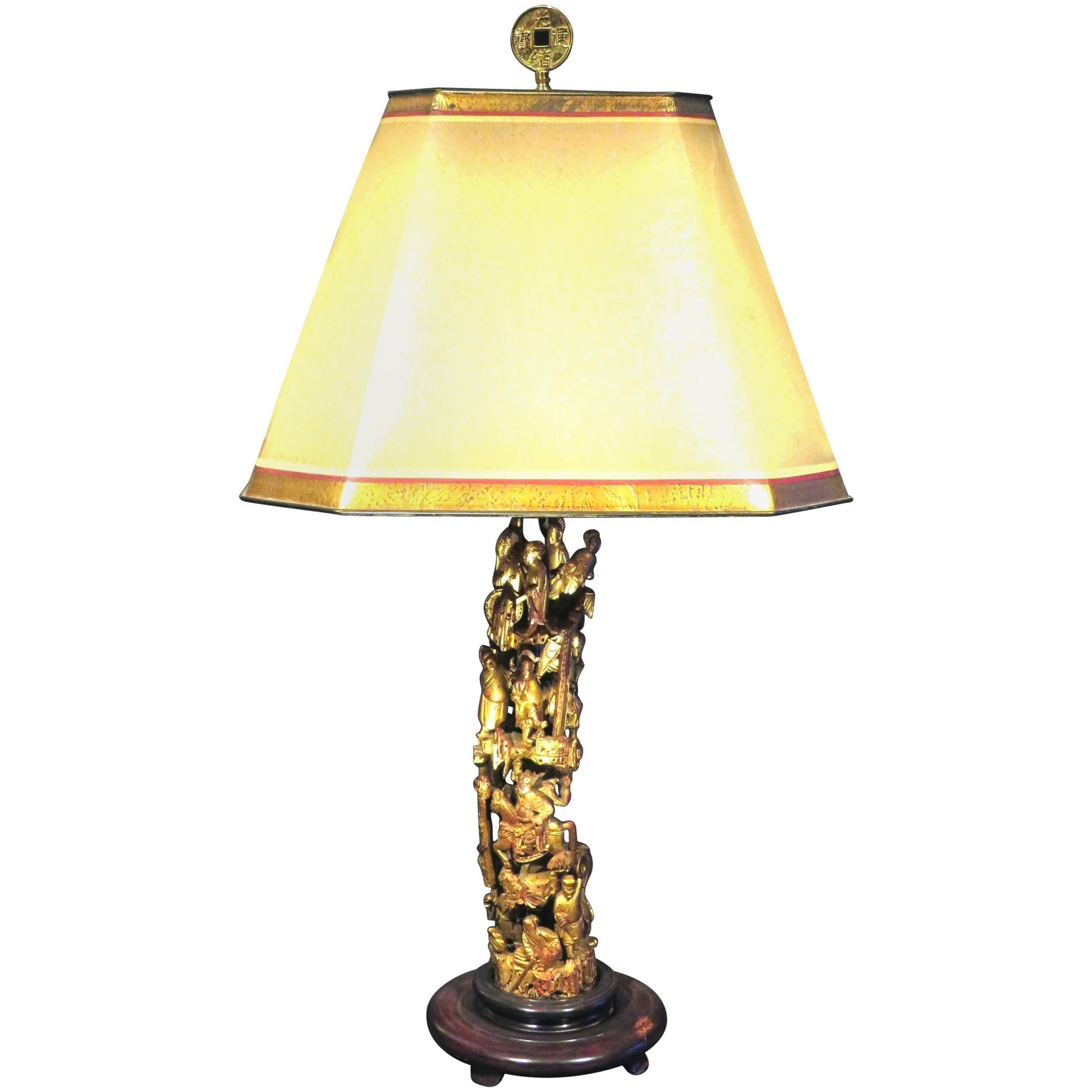 Lampe de table en bois doré oriental, très décorative et richement sculptée, Chine Circa 1950