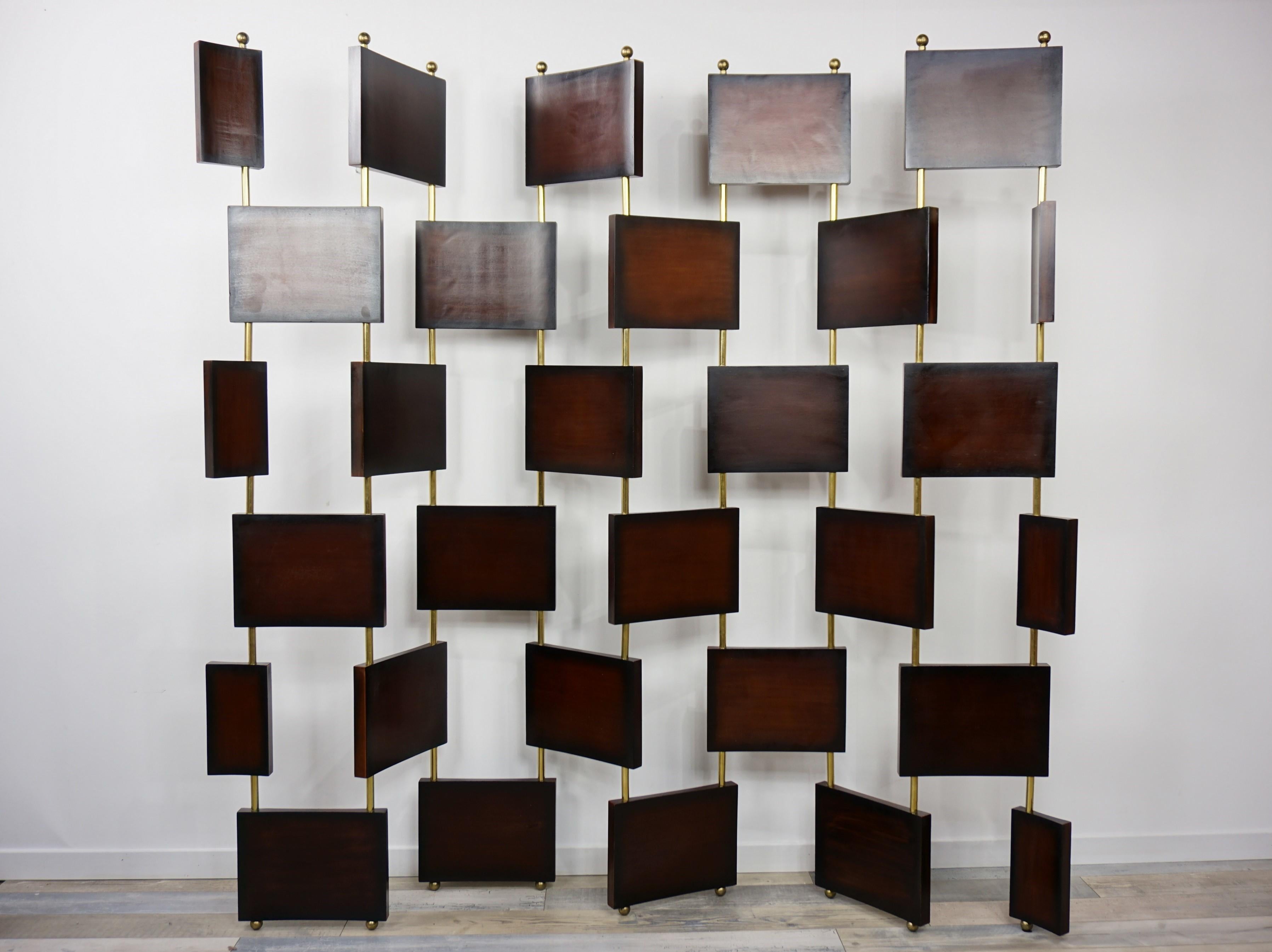 Magnificent and highly decorative screen divider, at the manner of Eileen Gray, in teak wooden finish and brass.