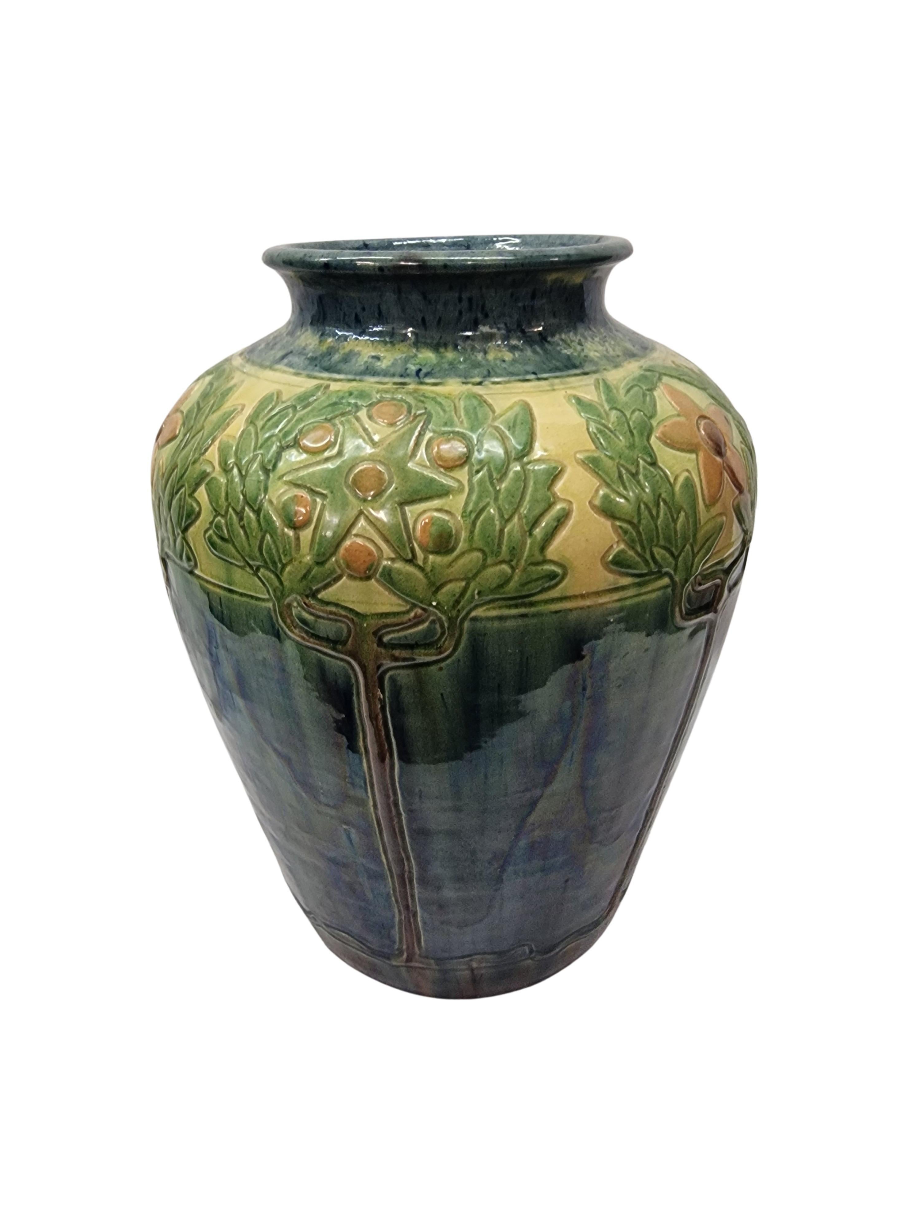 Ce vase exceptionnellement décoratif a été fabriqué par le fabricant flamand de céramiques Laignel Kortrijk dans les années 1920.

Ce langage de conception inhabituel est typique d'un fabricant spécial. La céramique est décorée sur tout son pourtour