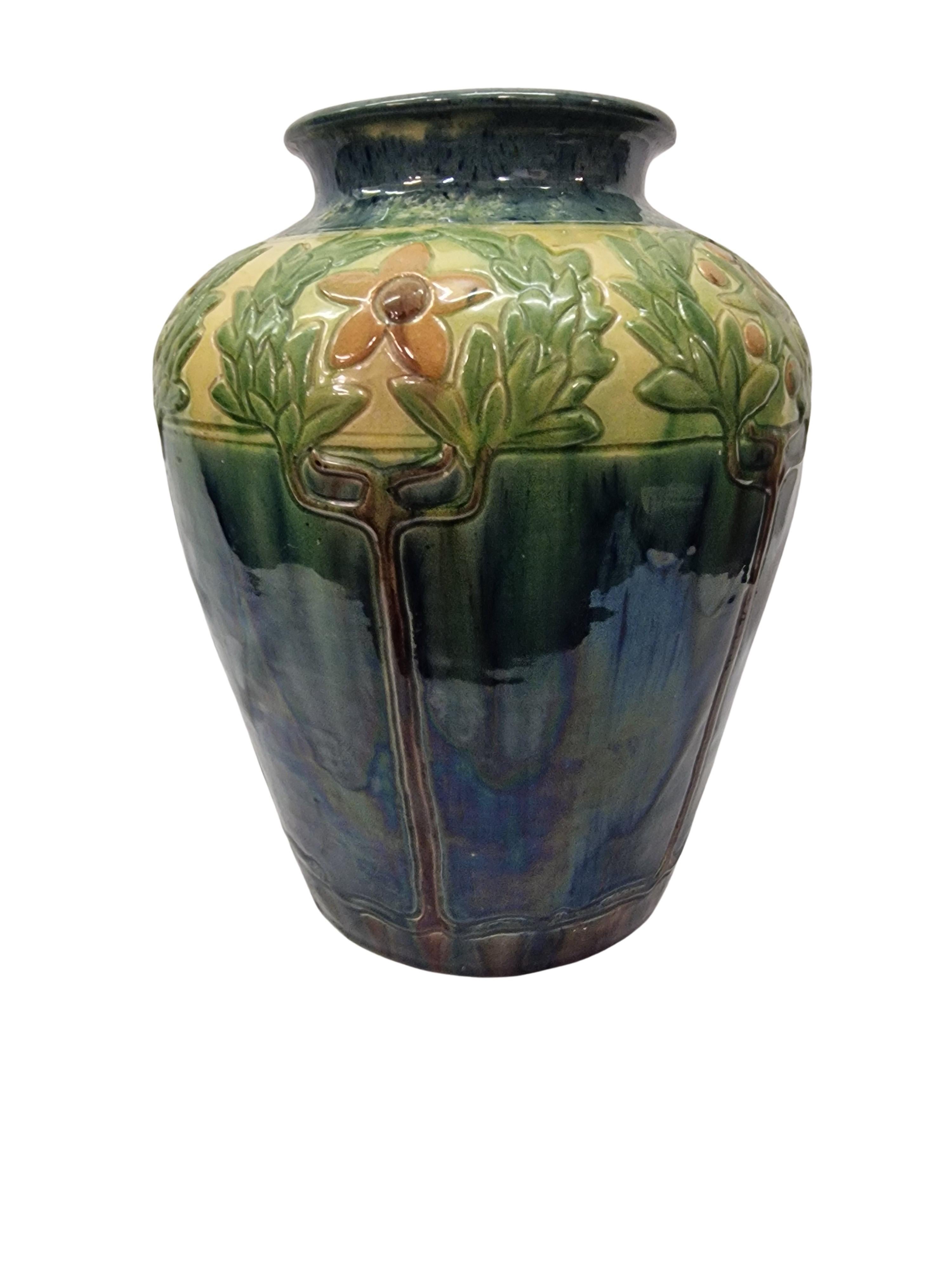 Art déco Vase très décoratif, glaçure fluide, motif d'étoile de laurier, Art Decor années 1920, France en vente