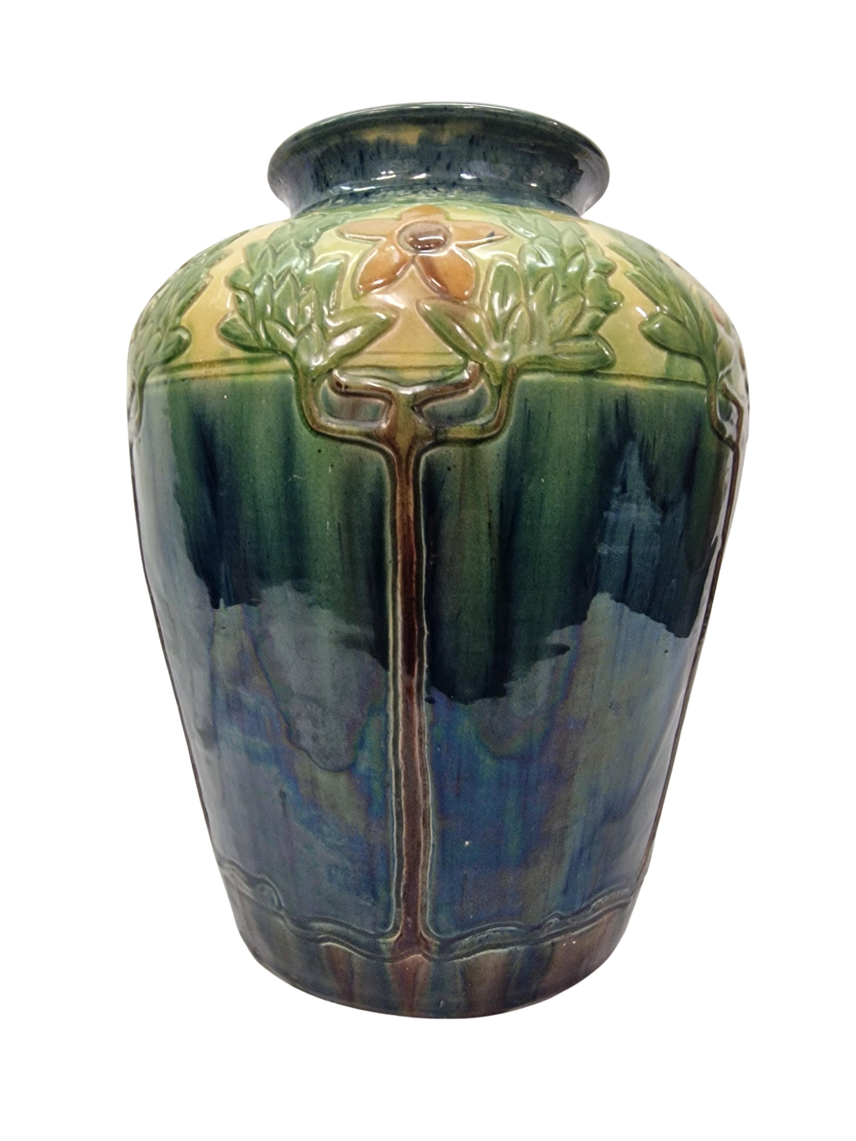 Néerlandais Vase très décoratif, glaçure fluide, motif d'étoile de laurier, Art Decor années 1920, France en vente