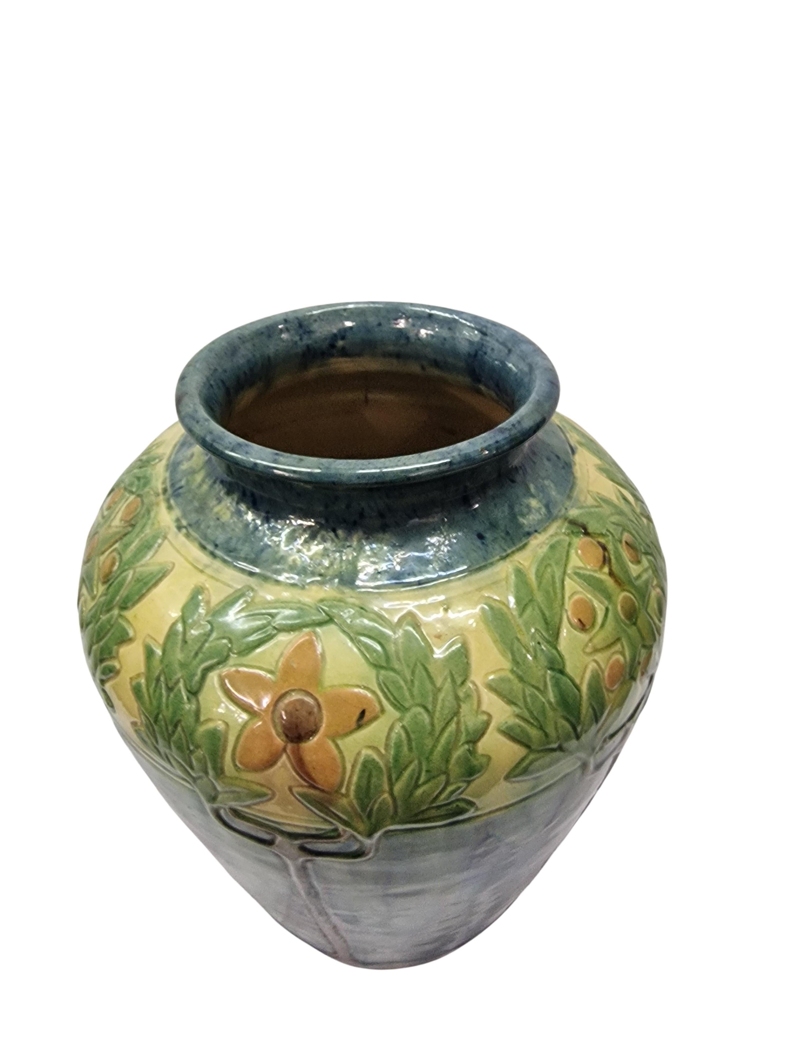 Vernissé Vase très décoratif, glaçure fluide, motif d'étoile de laurier, Art Decor années 1920, France en vente